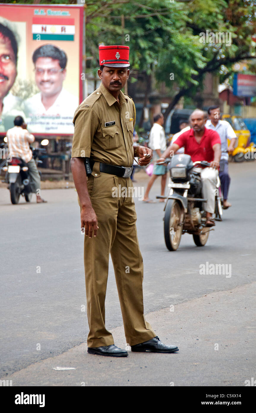 Verkehrspolizist im französischen Stil einheitlichen Pondicherry Tamil Nadu in Indien Stockfoto