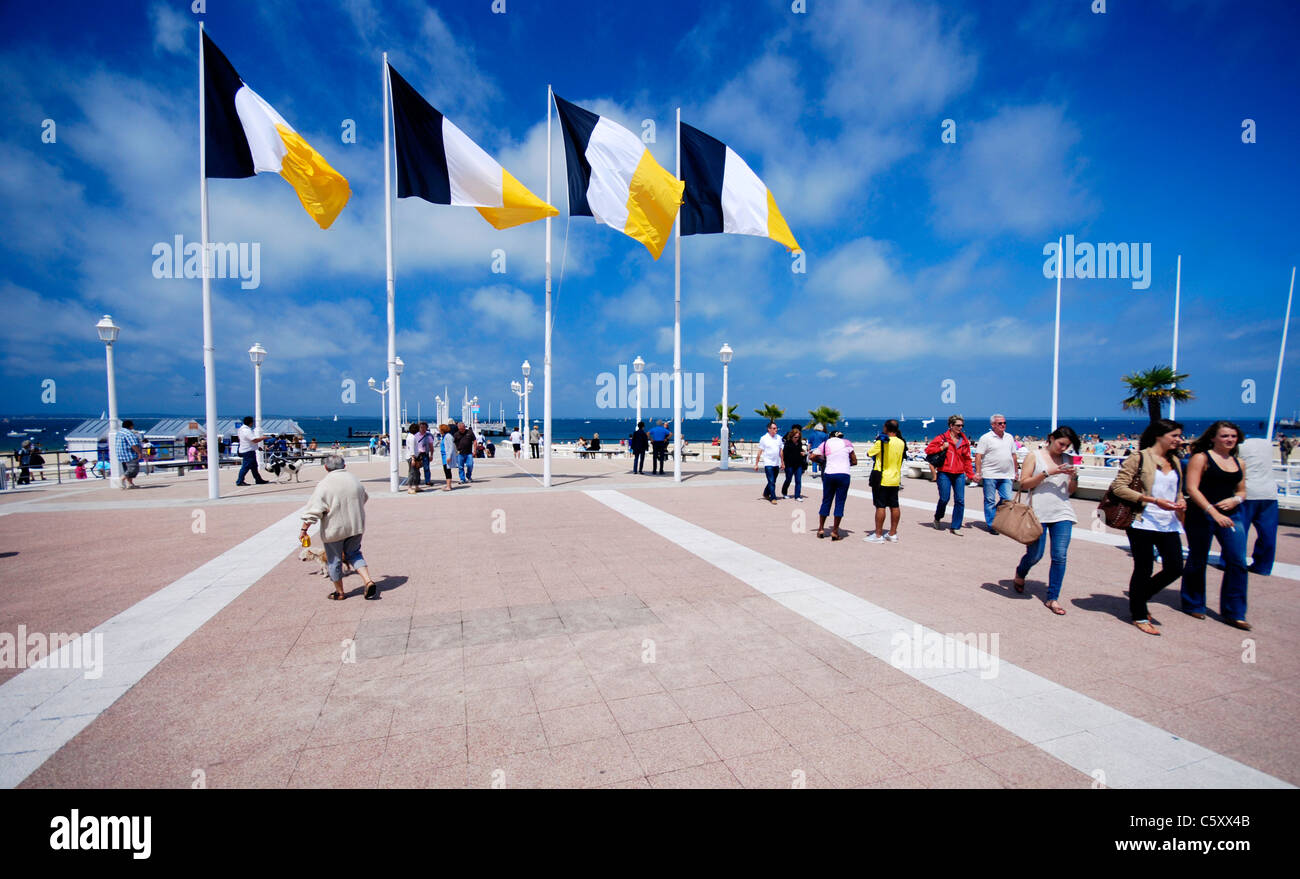 Jetée Thiers Pier am Strand in Arcachon, Frankreich. Von hier fahren Fähren zu Cap Ferret und anderen Haltestellen rund um d ' Arcachon. Stockfoto