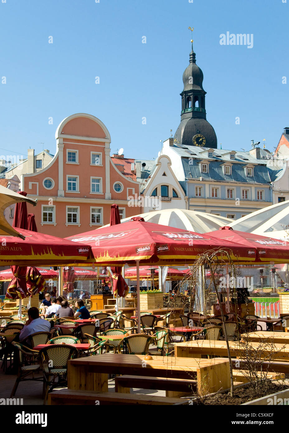 Terrassen und Cafés, Altstadt, Riga, Lettland Stockfoto