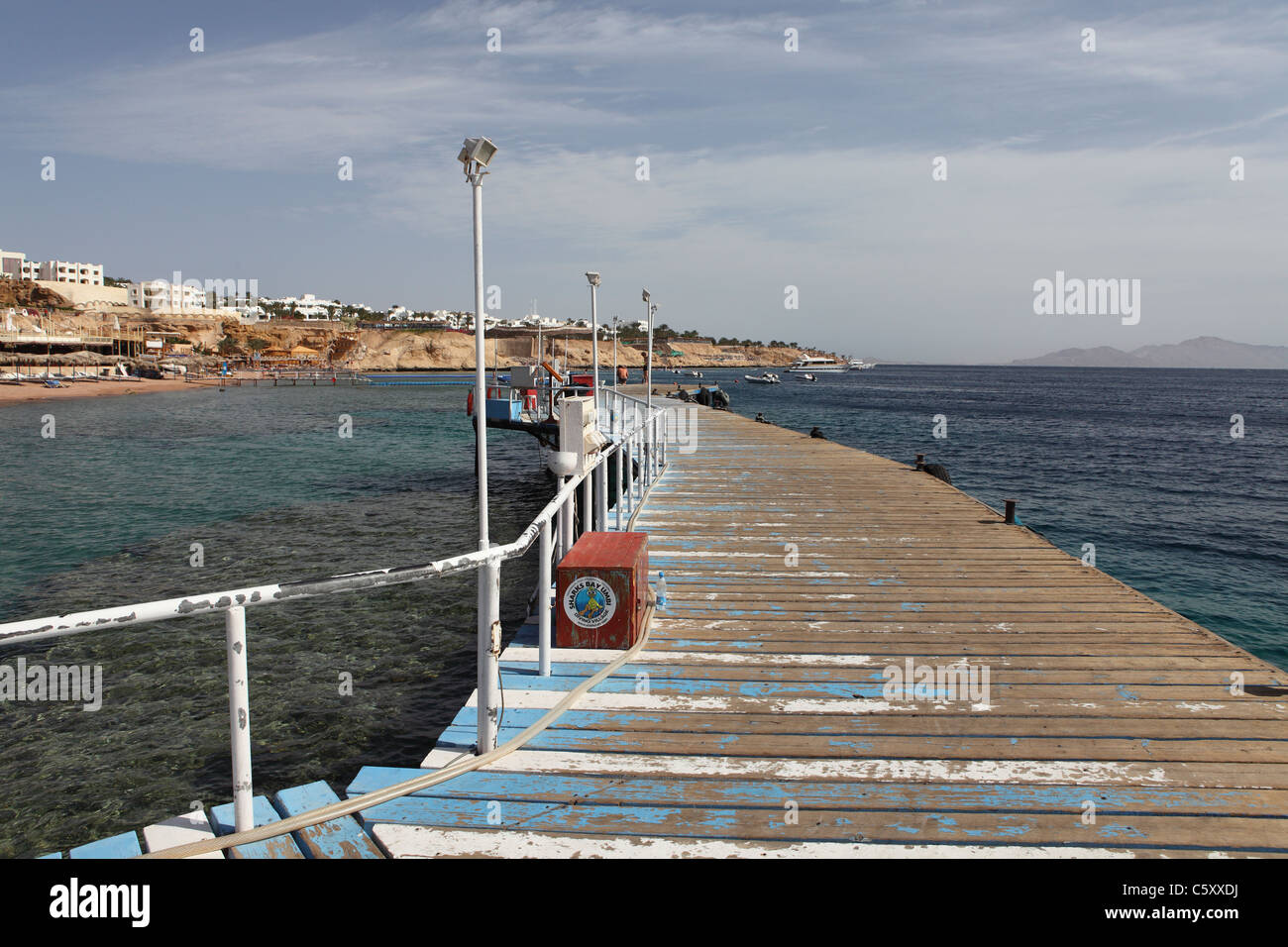 Die Holzmole in Sharks Bay am Roten Meer in Ägypten. Stockfoto