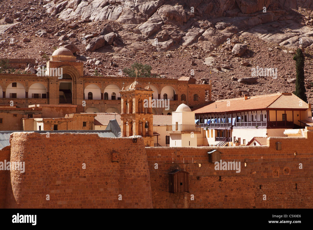 Hohe Mauern schützen die Gebäude des Klosters St. Catherines, Sinai-Halbinsel, Ägypten. Stockfoto