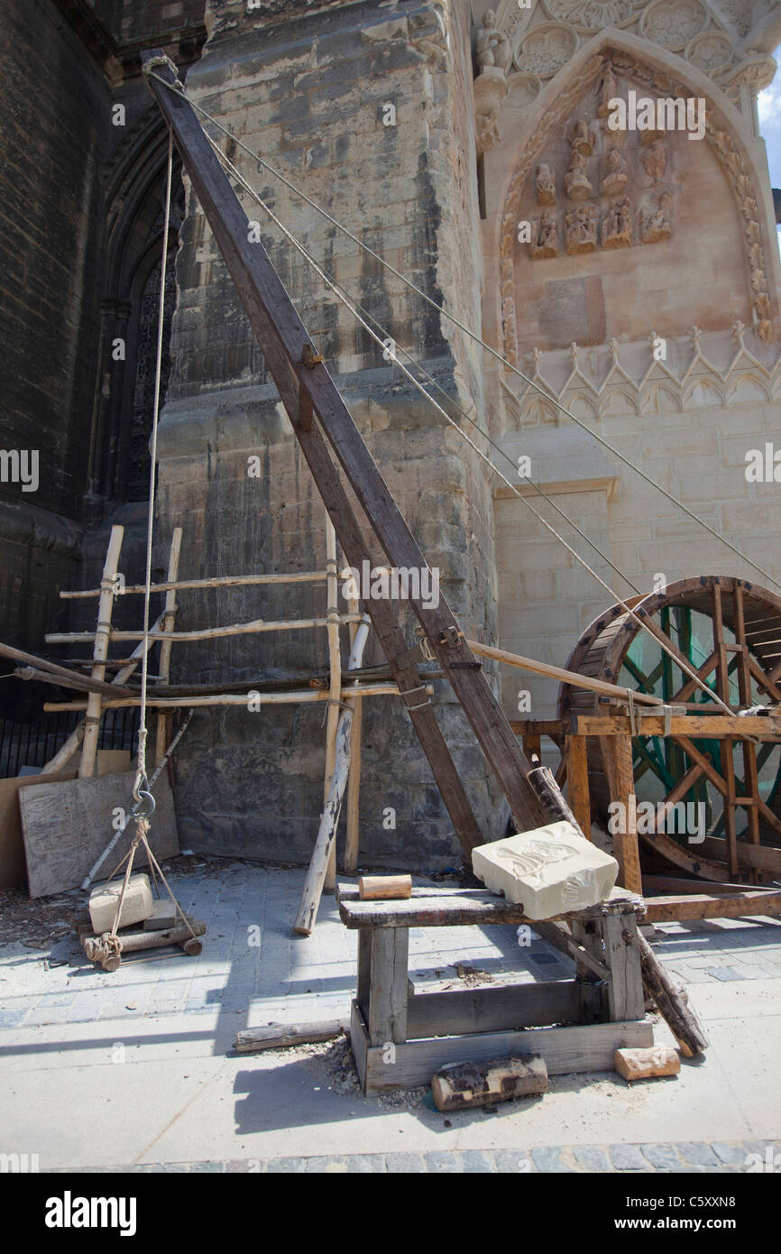 Primitive Treadwheel Kran verwendet für den Hochbau in mittelalterlichen Zeiten so wie für die Kathedrale von Reims, Frankreich 119120 Reims Stockfoto