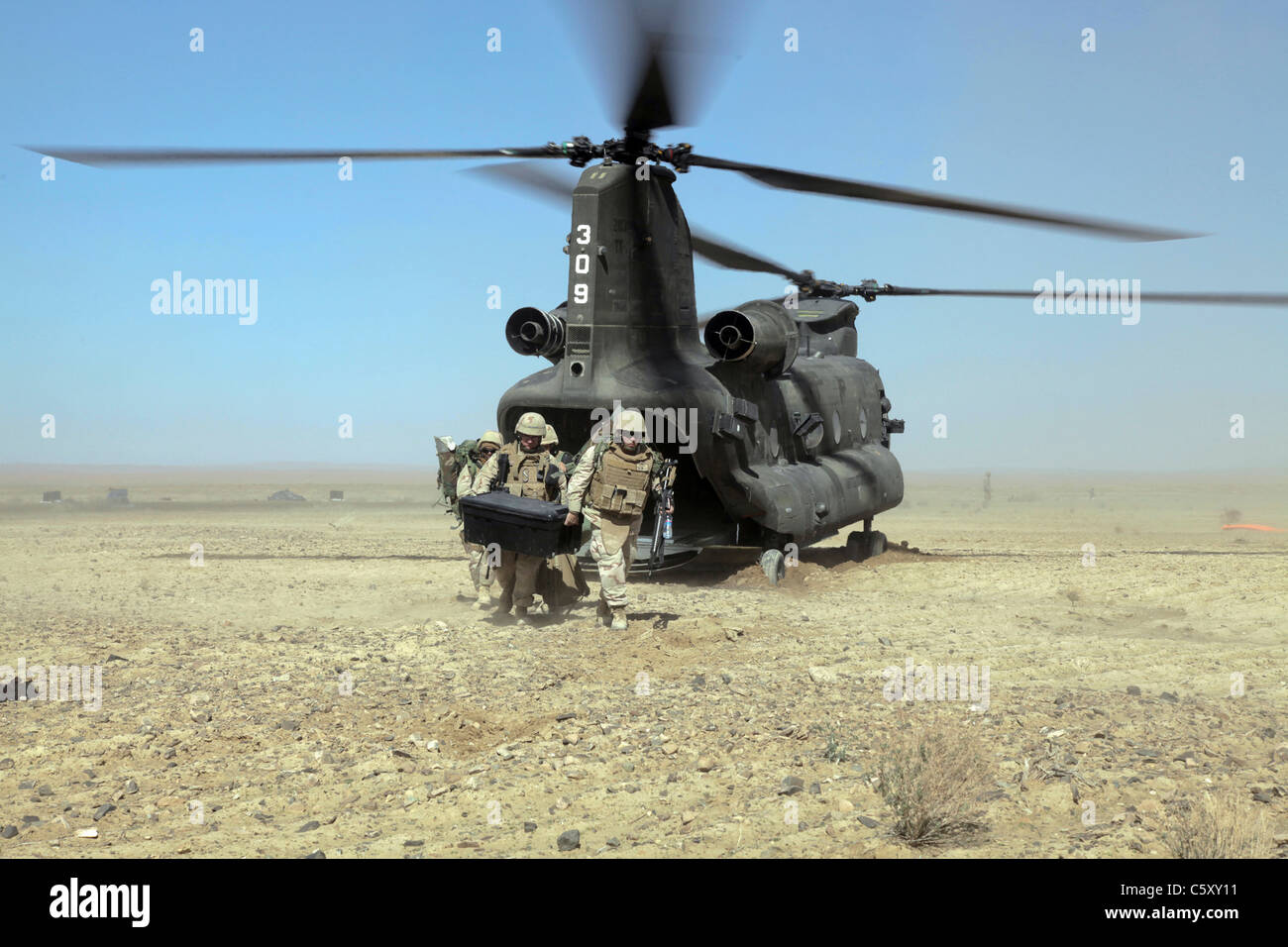 Marine SEABEES fahren einen CH-47 Chinook-Hubschrauber im Bezirk Shorabak, Provinz Kandahar, Afghanistan. Stockfoto