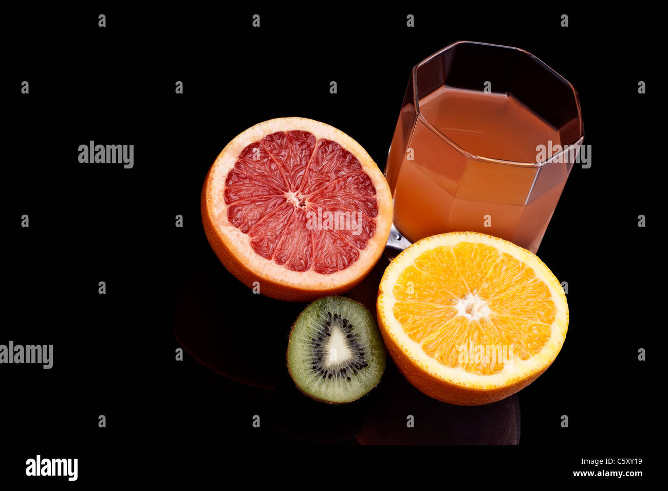 Glas von Grapefruit und Orangensaft auf dem schwarzen Hintergrund Stockfoto
