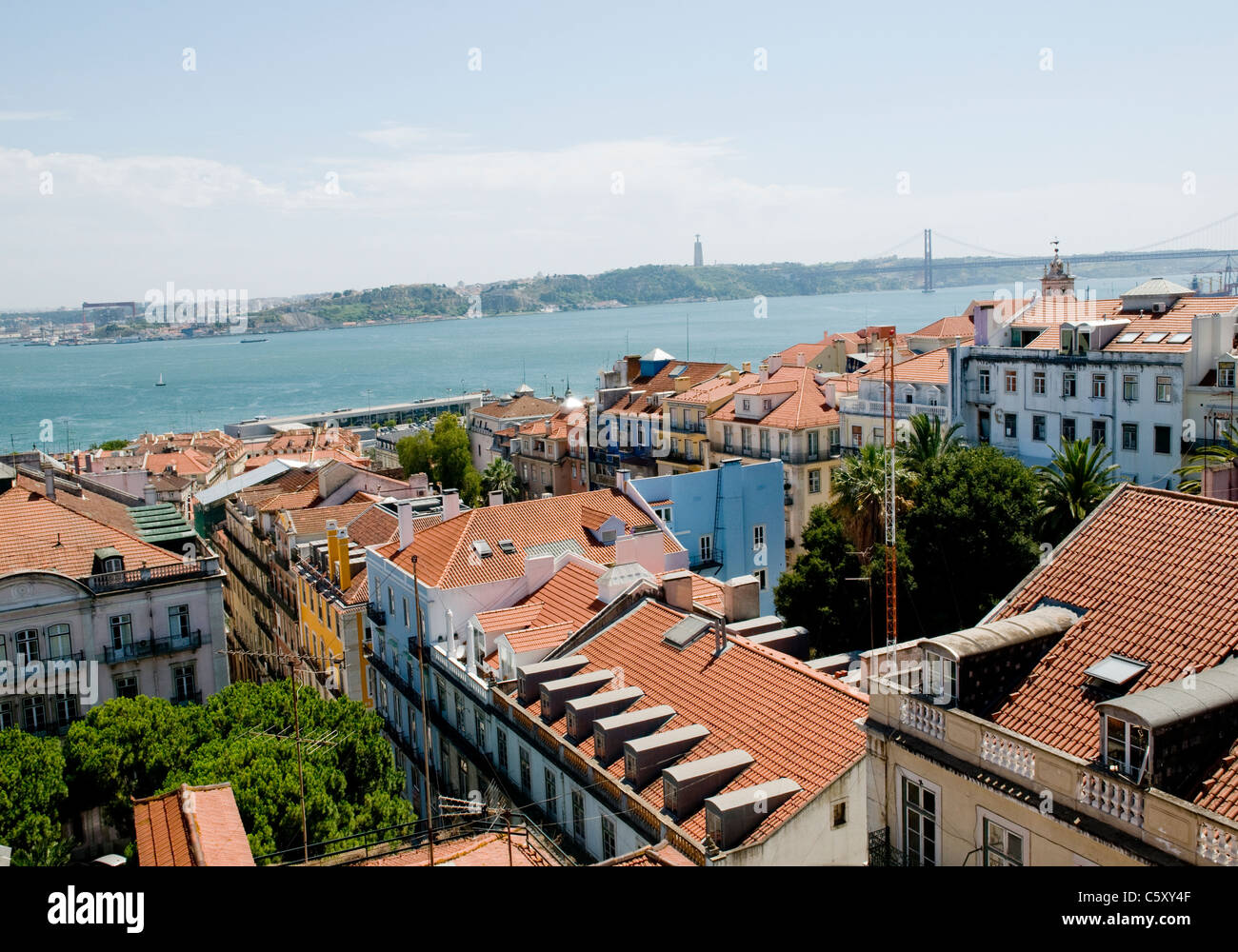 Ansicht von Lissabons Innenstadt Chiado-Viertel und das Flussufer von Bar auf der Dachterrasse im Hotel Bairro Alto, Lissabon. Stockfoto