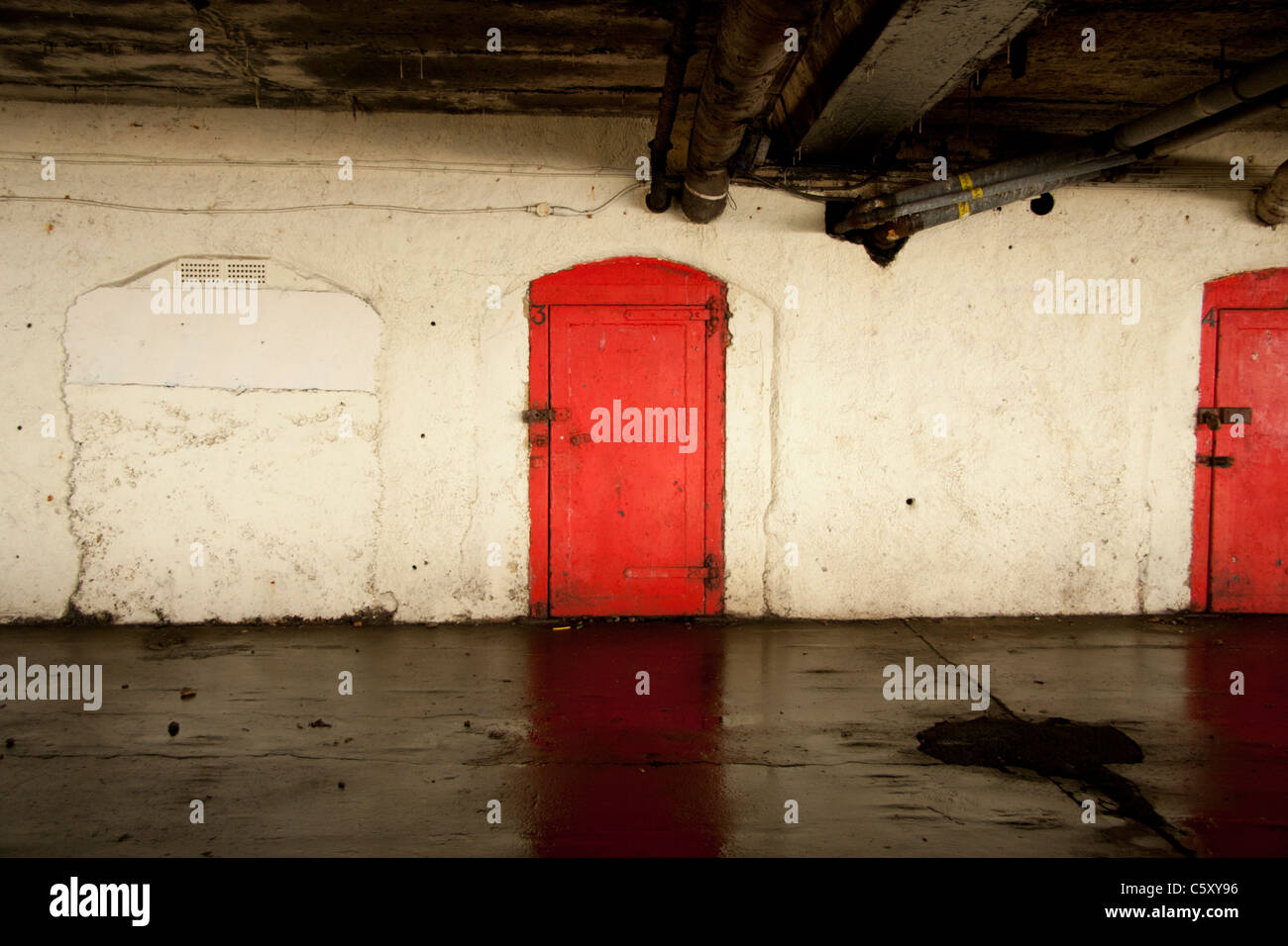 Rote Türen unter Brighton pier Stockfoto