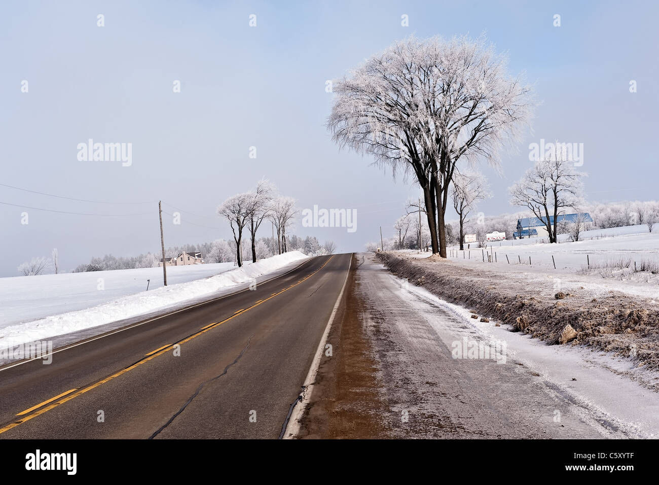 Landstraße in Nordontario im winter Stockfoto