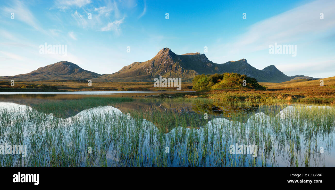 Ben Loyal und Lochan Hakel, in der Nähe von Zunge, Sutherland, Highland, Schottland, Vereinigtes Königreich. Stockfoto