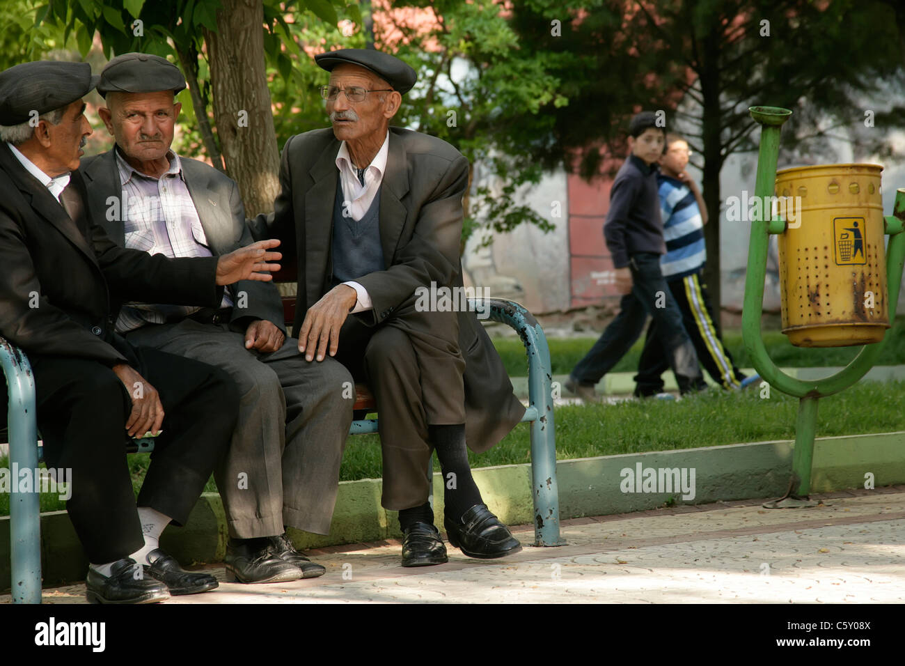Alte Männer in einem Park, Adiyaman, Südosten der Türkei Stockfoto