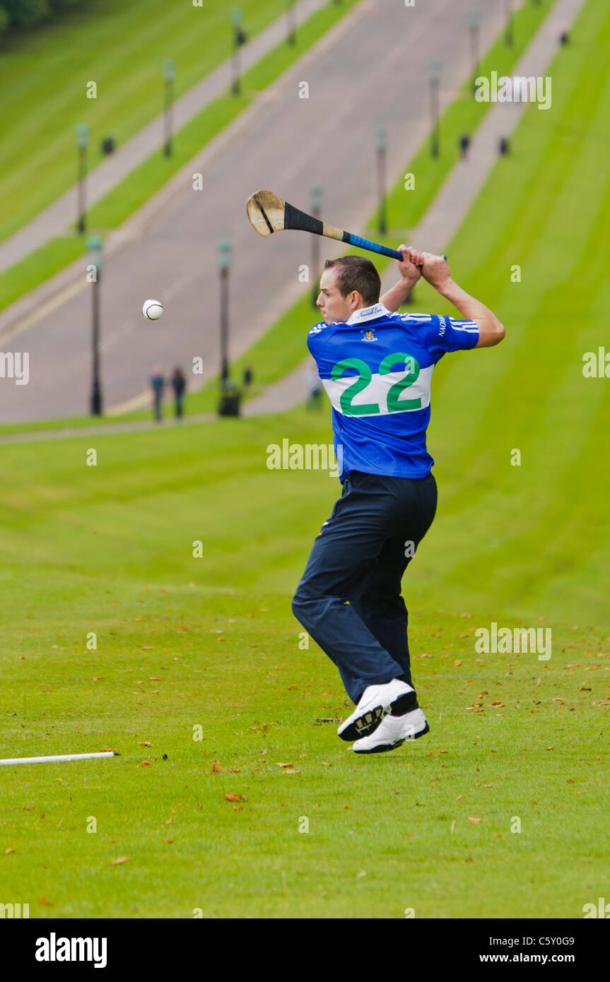 Teilnahme an "Poc Ar ein Cnoc' – das Stormont Poc Fada Hurler Stockfoto