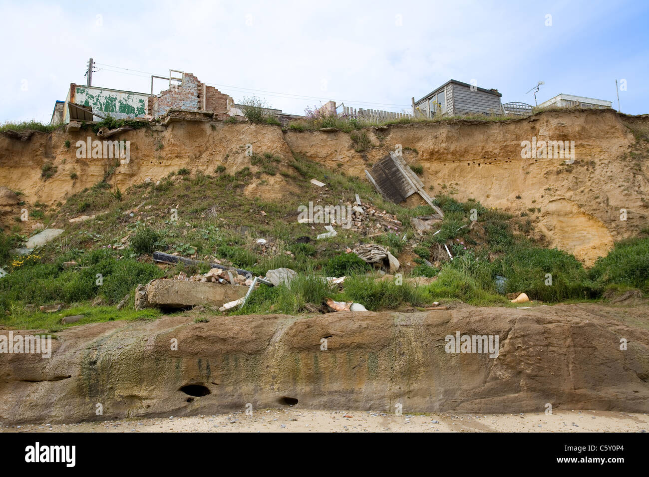Die Erosion der Küsten hier an der berüchtigten Happisburgh in Norfolk, UK gesehen. Diese Art der ist schnell die Norm in einigen Teilen des Vereinigten Königreichs geworden. Stockfoto