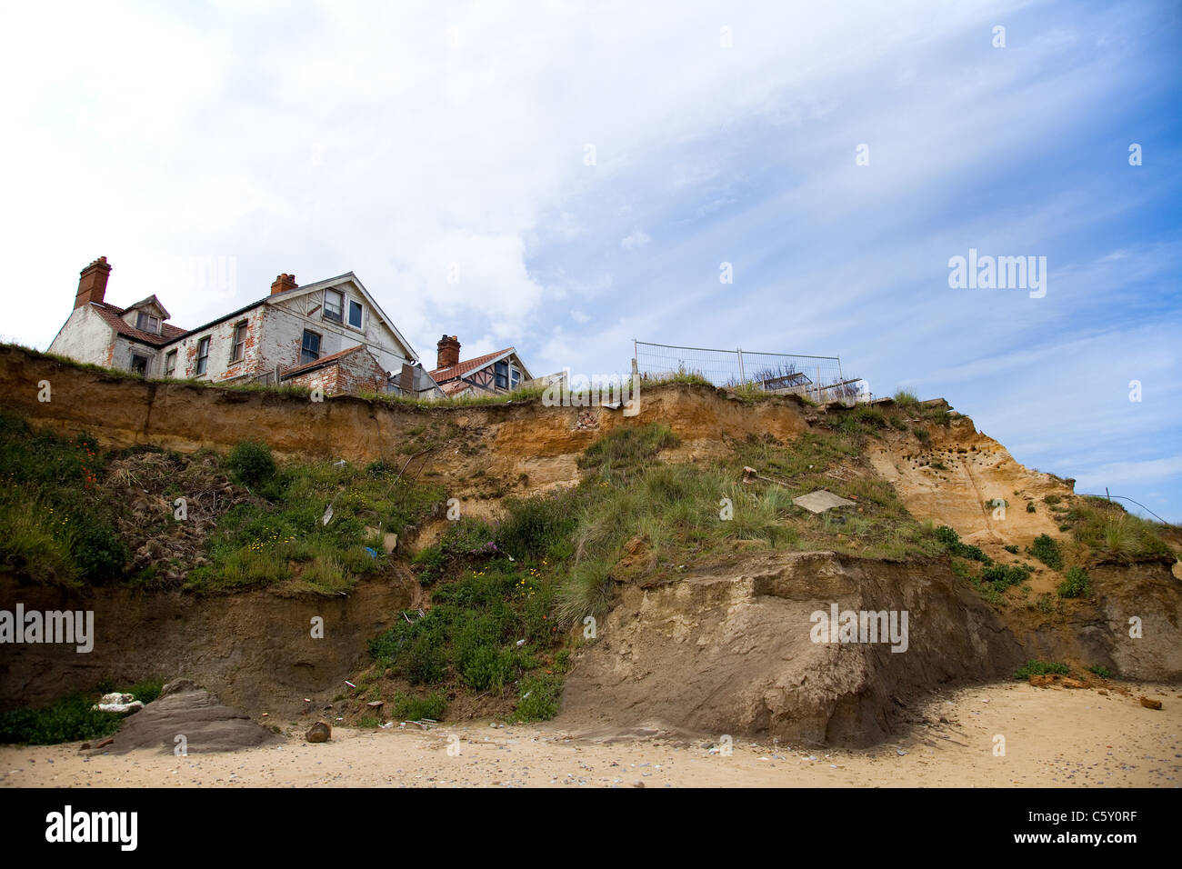 Die Erosion der Küsten hier an der berüchtigten Happisburgh in Norfolk, UK gesehen. Diese Art der ist schnell die Norm in einigen Teilen des Vereinigten Königreichs geworden. Stockfoto