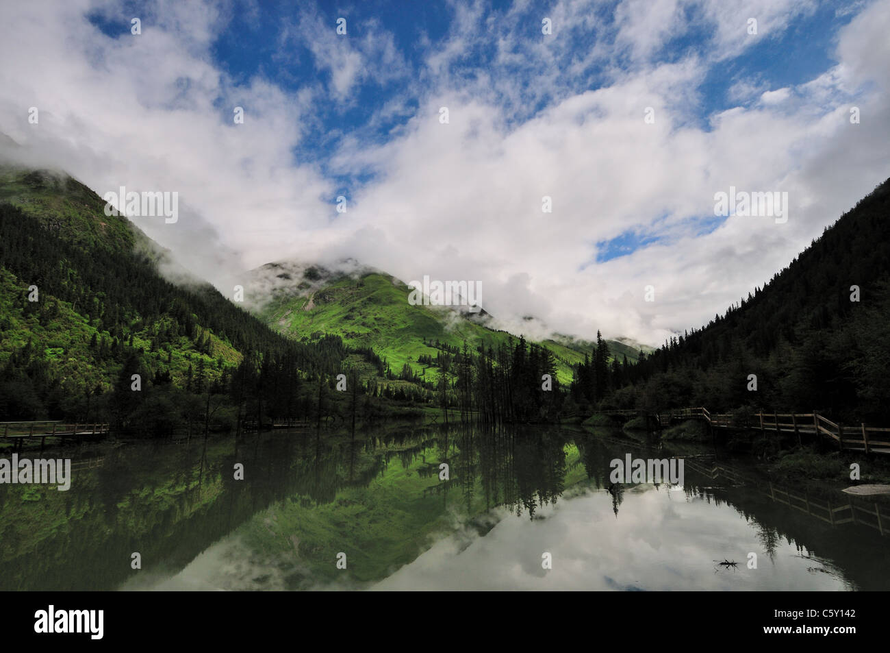 Grünen Berg Reflexion in einem See. Siguniang Shan Nature Reserve, Sichuan, China. Stockfoto