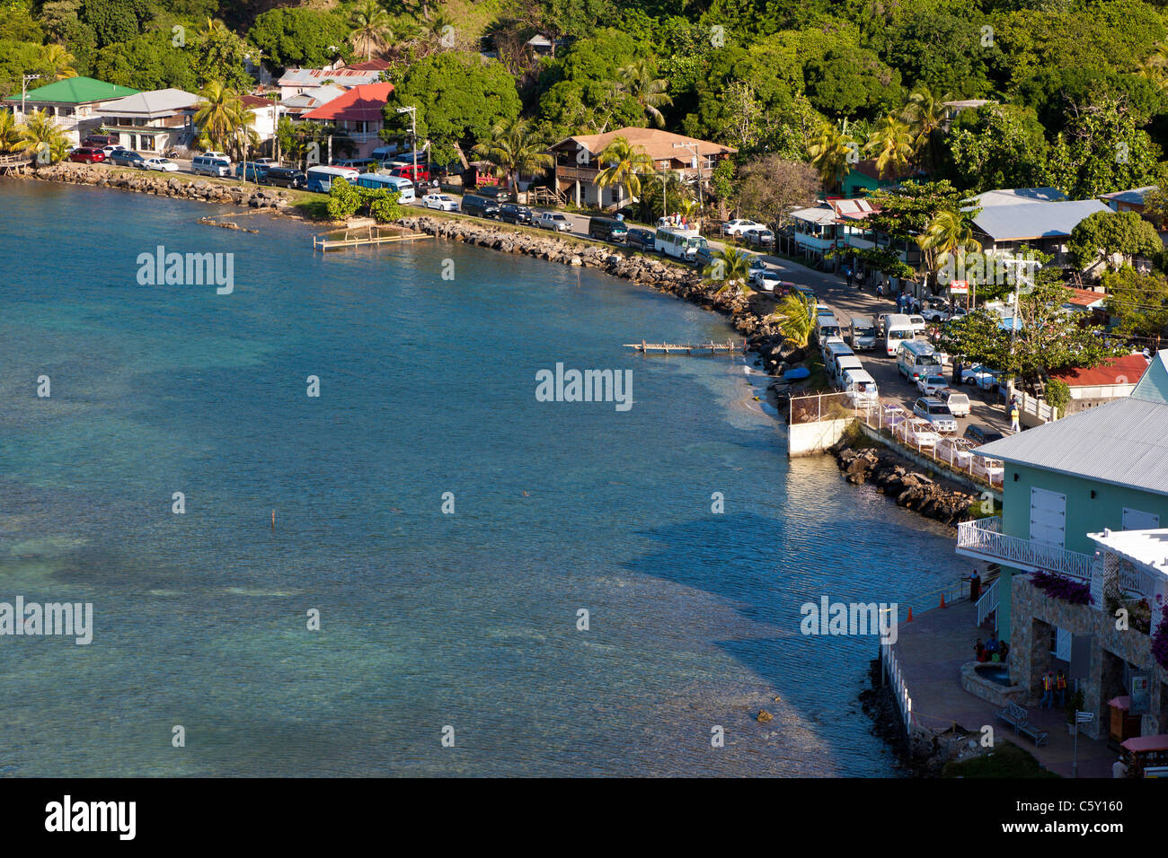 Ausflug Fahrzeuge erstellen Verkehr auf Carretera Ms Vecinal Straße fahren zum cruise terminal auf der Insel Roatan, Honduras Stockfoto