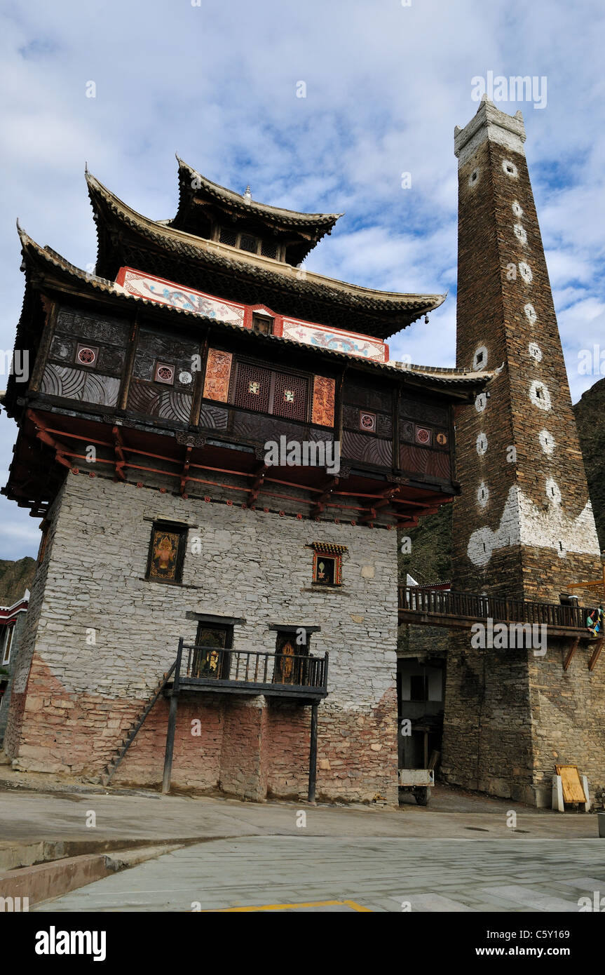 Ein buddhistischer Tempel und die Burg Turm in einem tibetischen Dorf. Sichuan, China. Stockfoto