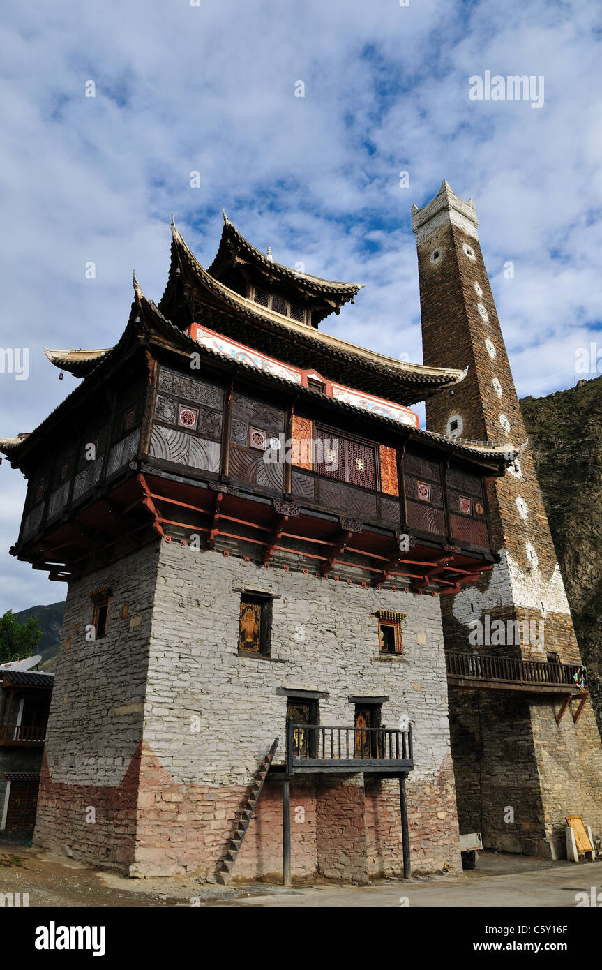 Ein buddhistischer Tempel und die Burg Turm in einem tibetischen Dorf. Sichuan, China. Stockfoto