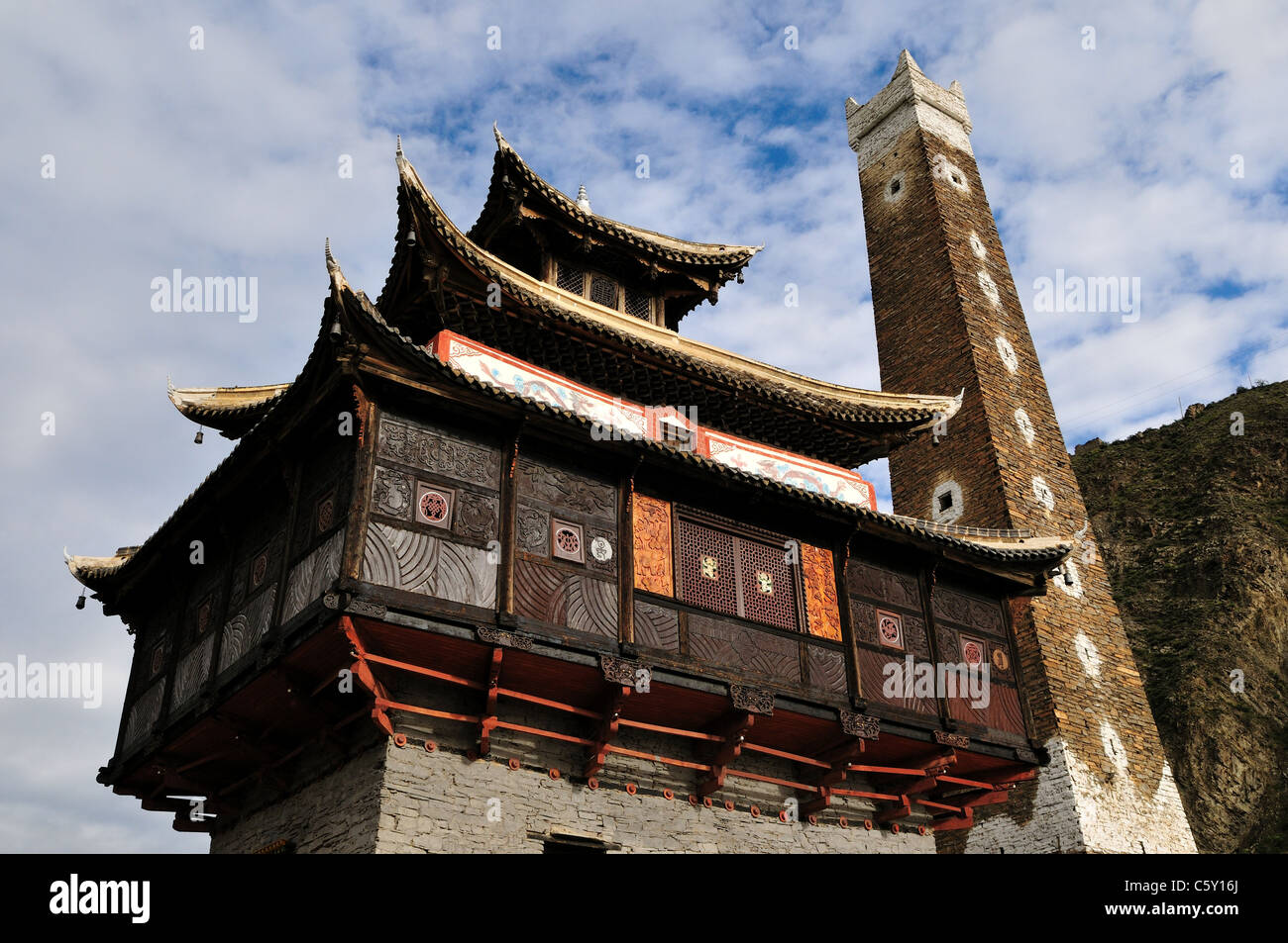 Ein buddhistischer Tempel und die Burg Turm in einem tibetischen Dorf. Sichuan, China. Stockfoto