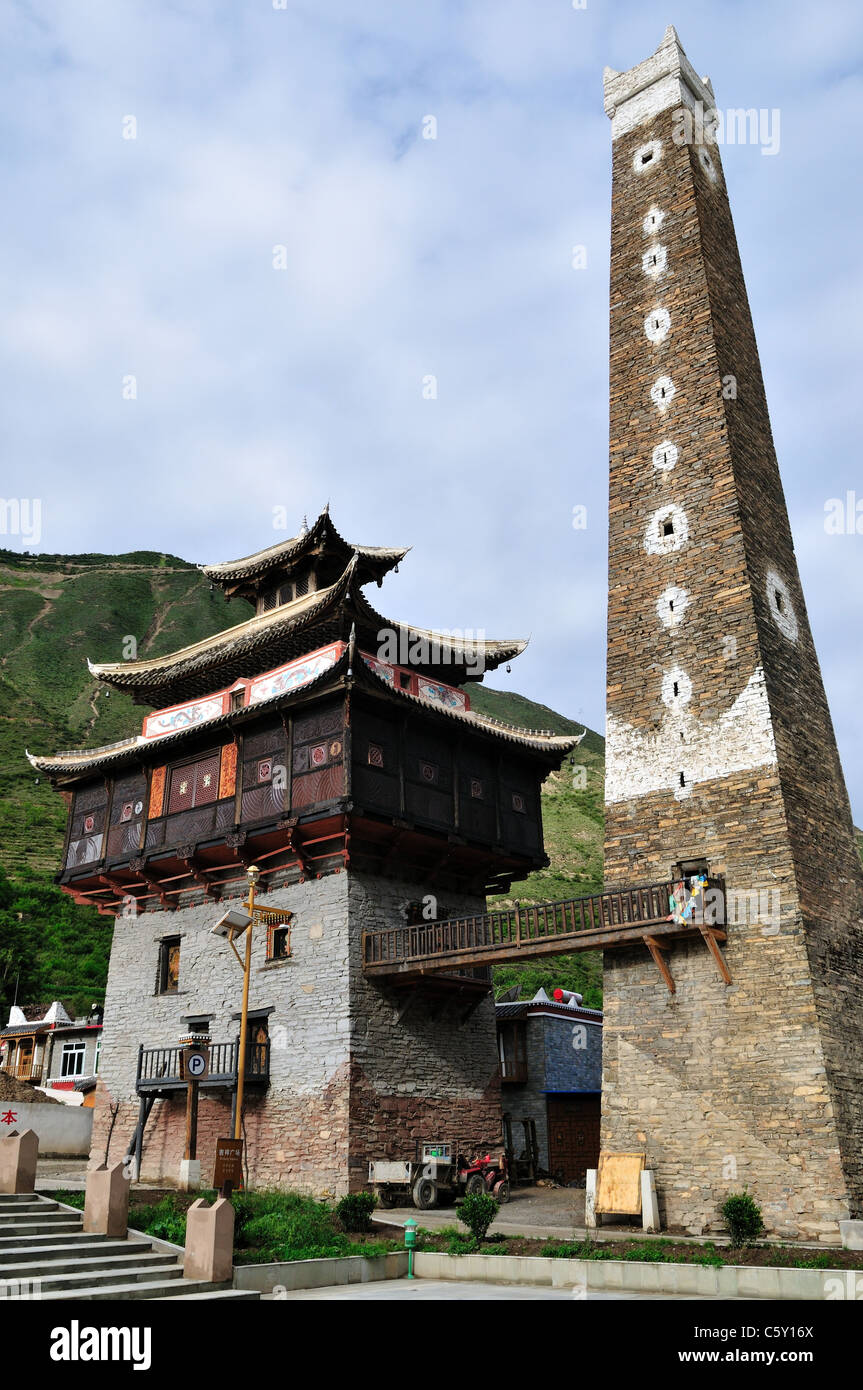 Ein buddhistischer Tempel und die Burg Turm in einem tibetischen Dorf. Sichuan, China. Stockfoto
