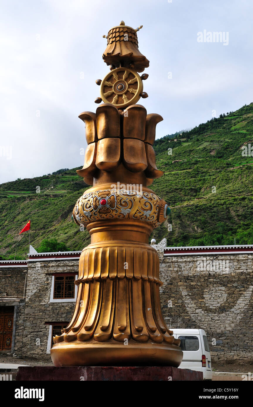 Eine goldene Skulptur in einem tibetischen Dorf. Sichuan, China. Stockfoto