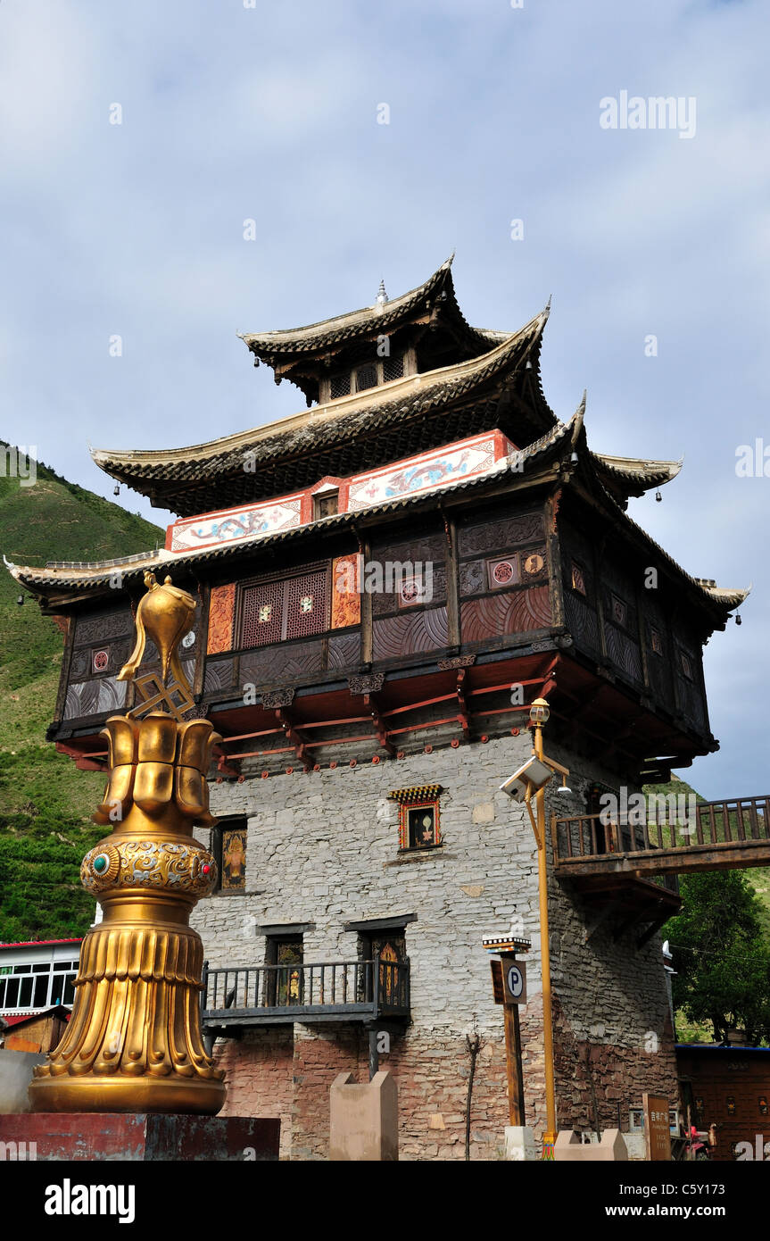 Ein buddhistischer Tempel und goldene Skulptur in einem tibetischen Dorf. Sichuan, China. Stockfoto