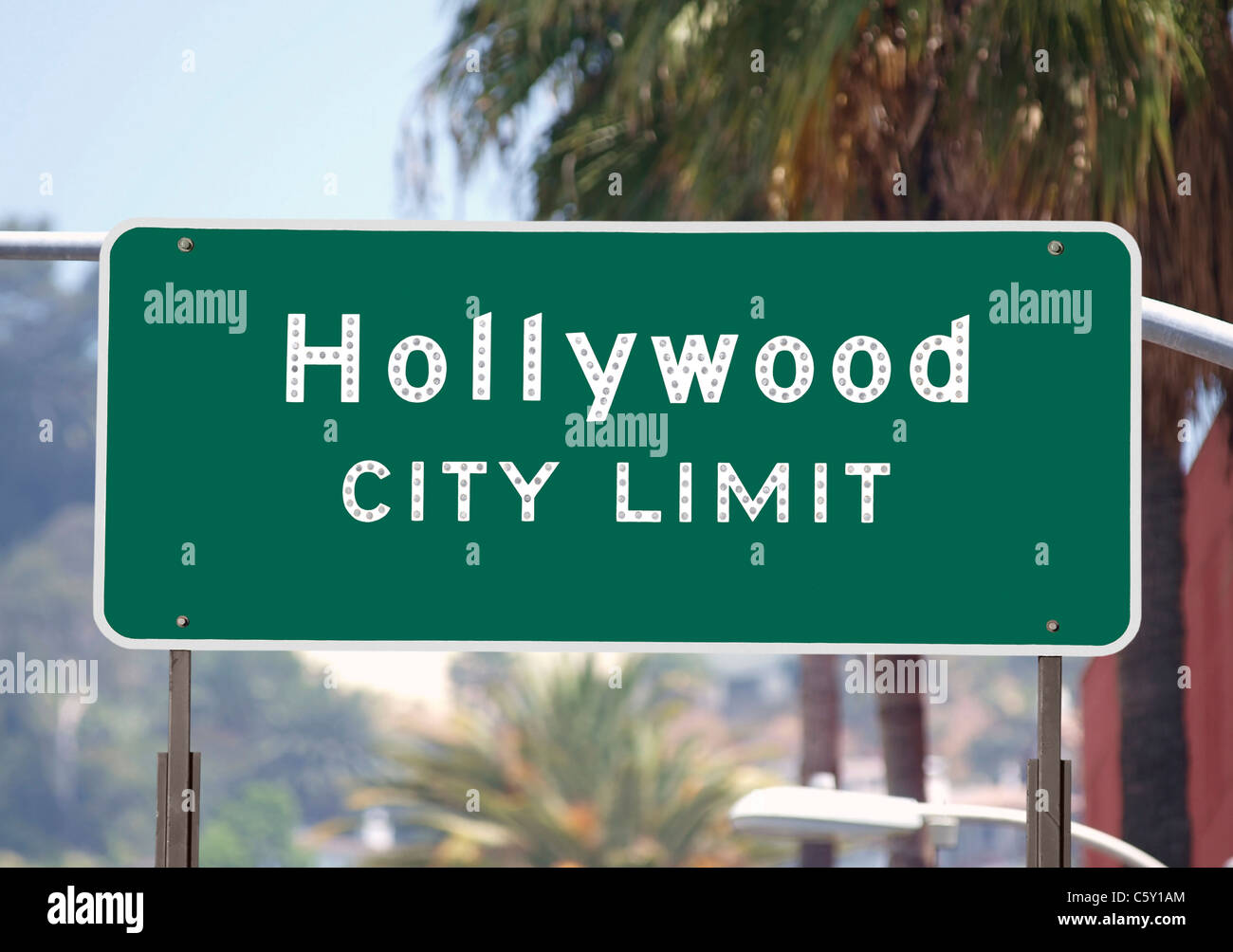 Hollywood Stadt begrenzt Zeichen mit Palmen. Stockfoto