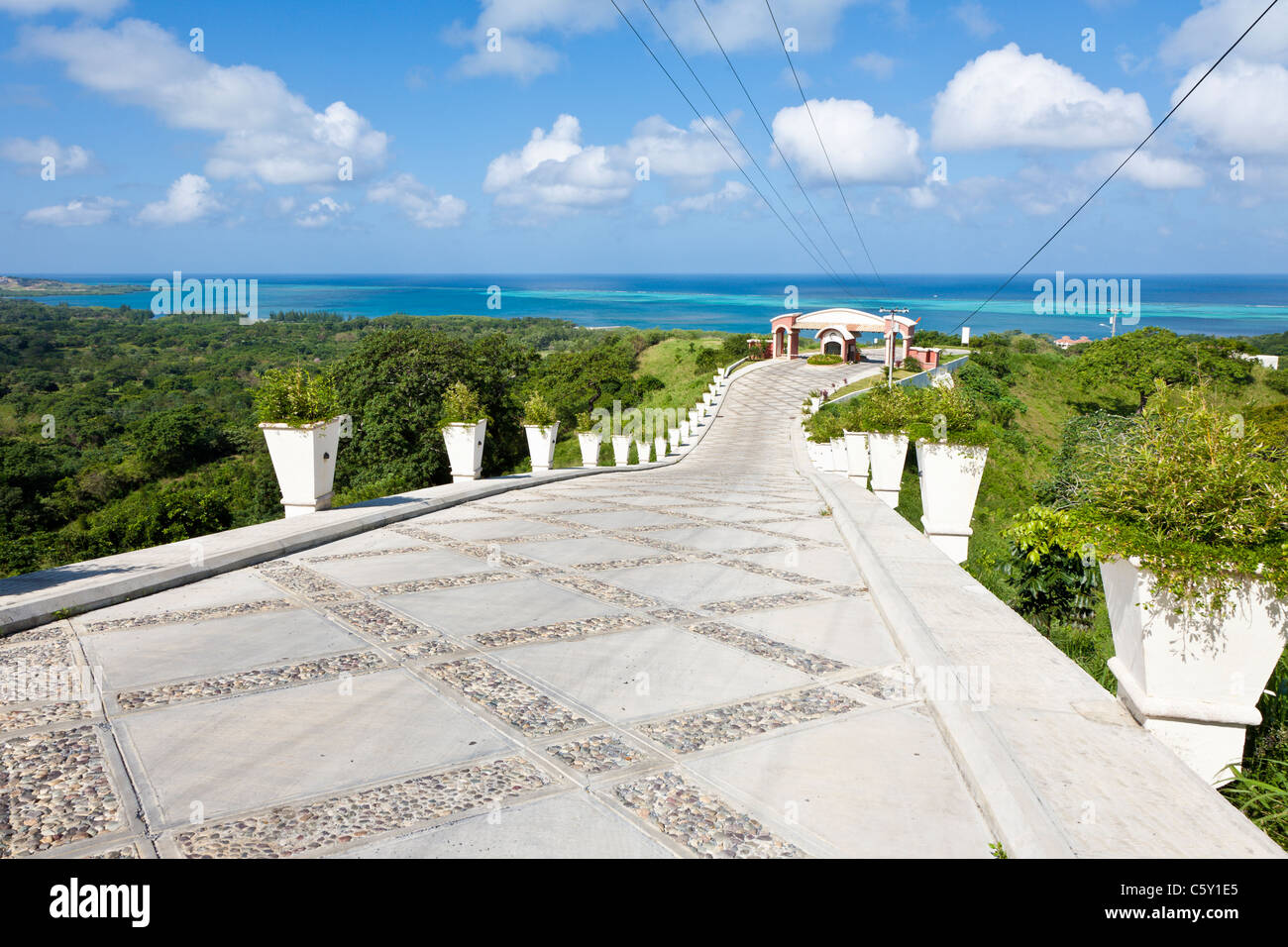 Einfahrt zum resort mit Blick auf karibische Meer auf der Insel Roatan, Honduras Stockfoto