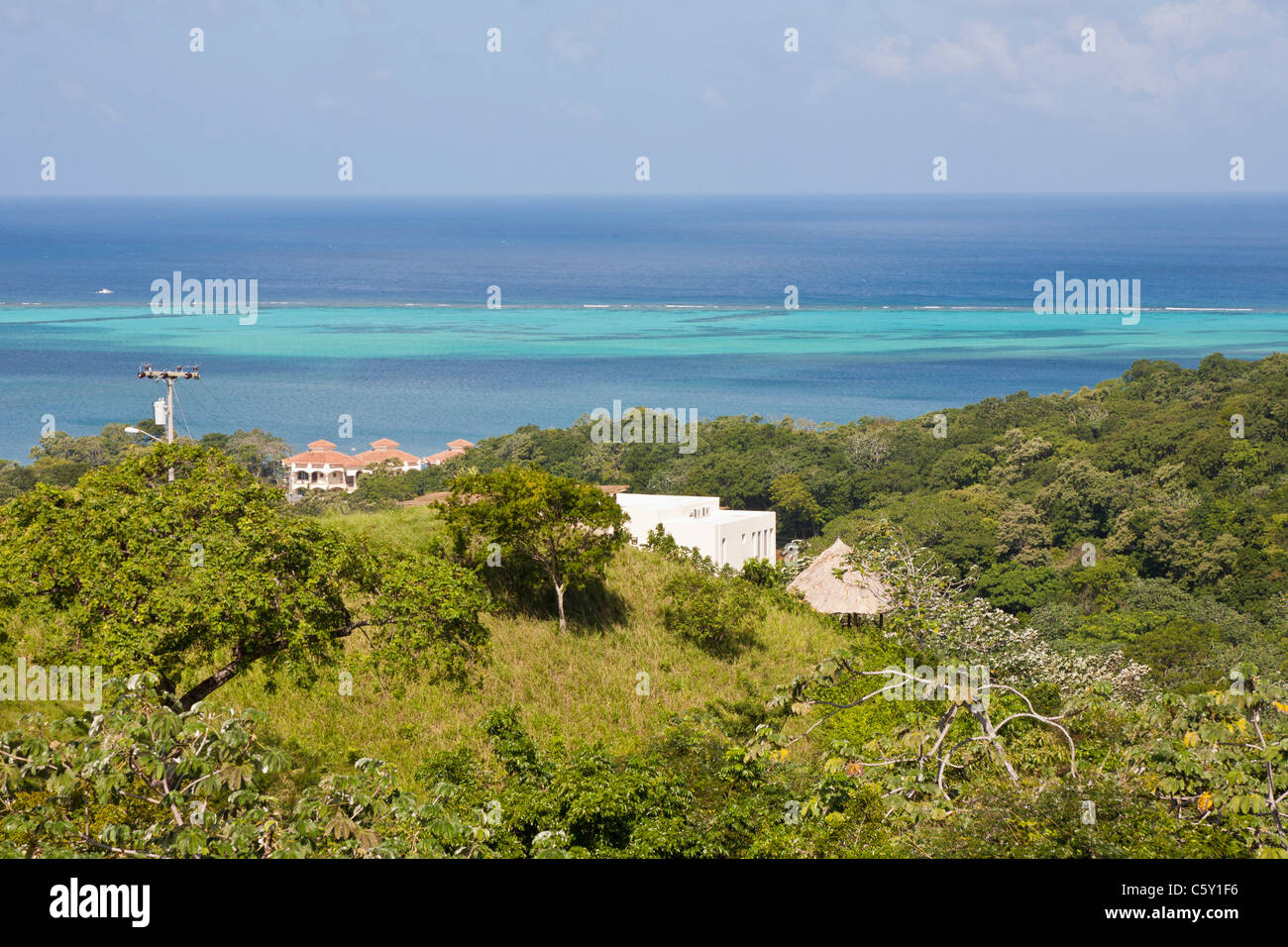 Häuser unter malerischen Aussichtspunkt auf dem Weg auf die Insel Roatan, Honduras Stockfoto