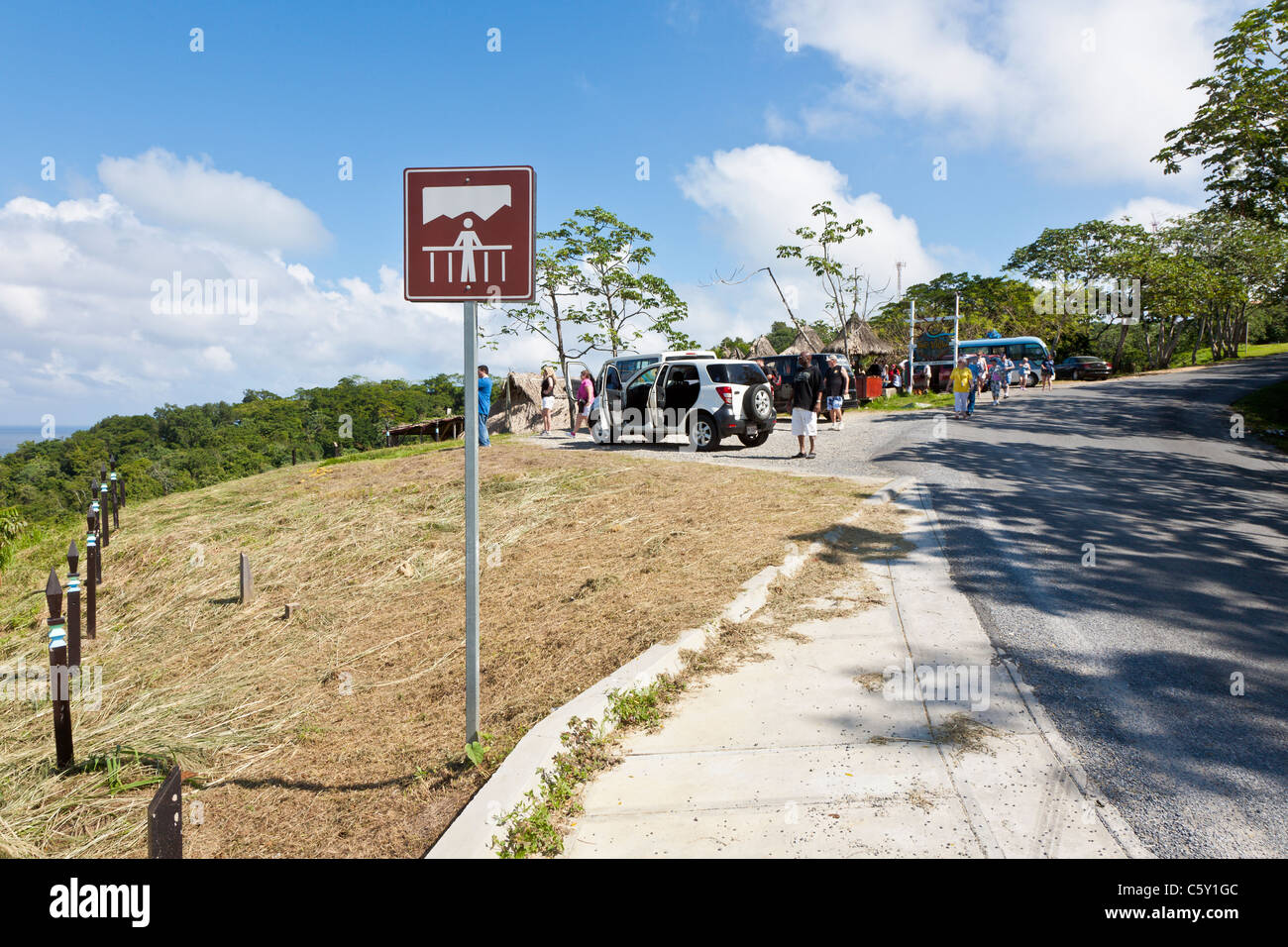 Zeichen für szenische Wegesrand übersehen mit touristische Einkaufsmöglichkeiten auf der Insel Roatan, Honduras Stockfoto