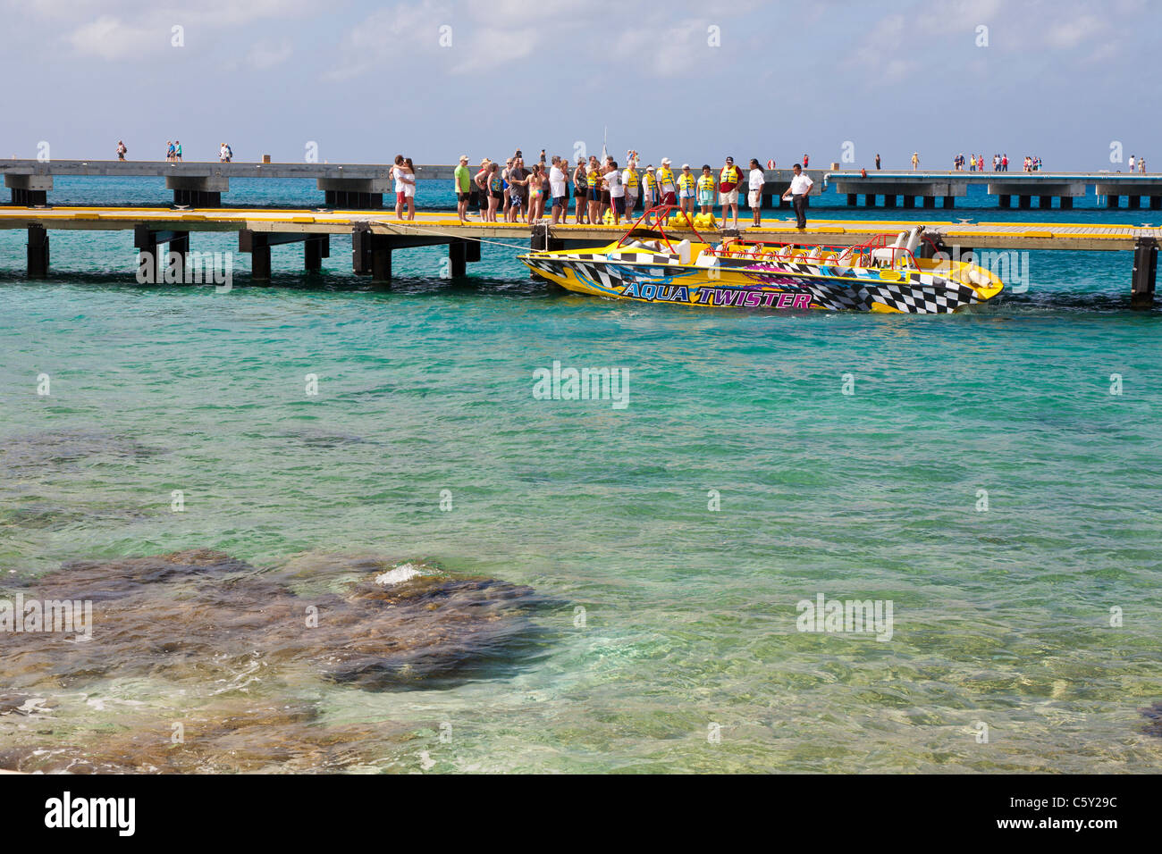 Kreuzfahrtschiff Passagiere für einen Aqua Twister Jet Bootsausflug auf der Anklagebank in Cozumel, Mexiko im karibischen Meer vorbereiten Stockfoto