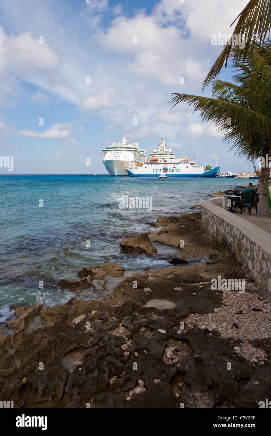Transcaribe Auto Fähre Boot angedockt vor Kreuzfahrtschiffe am Hafen in Cozumel, Mexiko im karibischen Meer Stockfoto