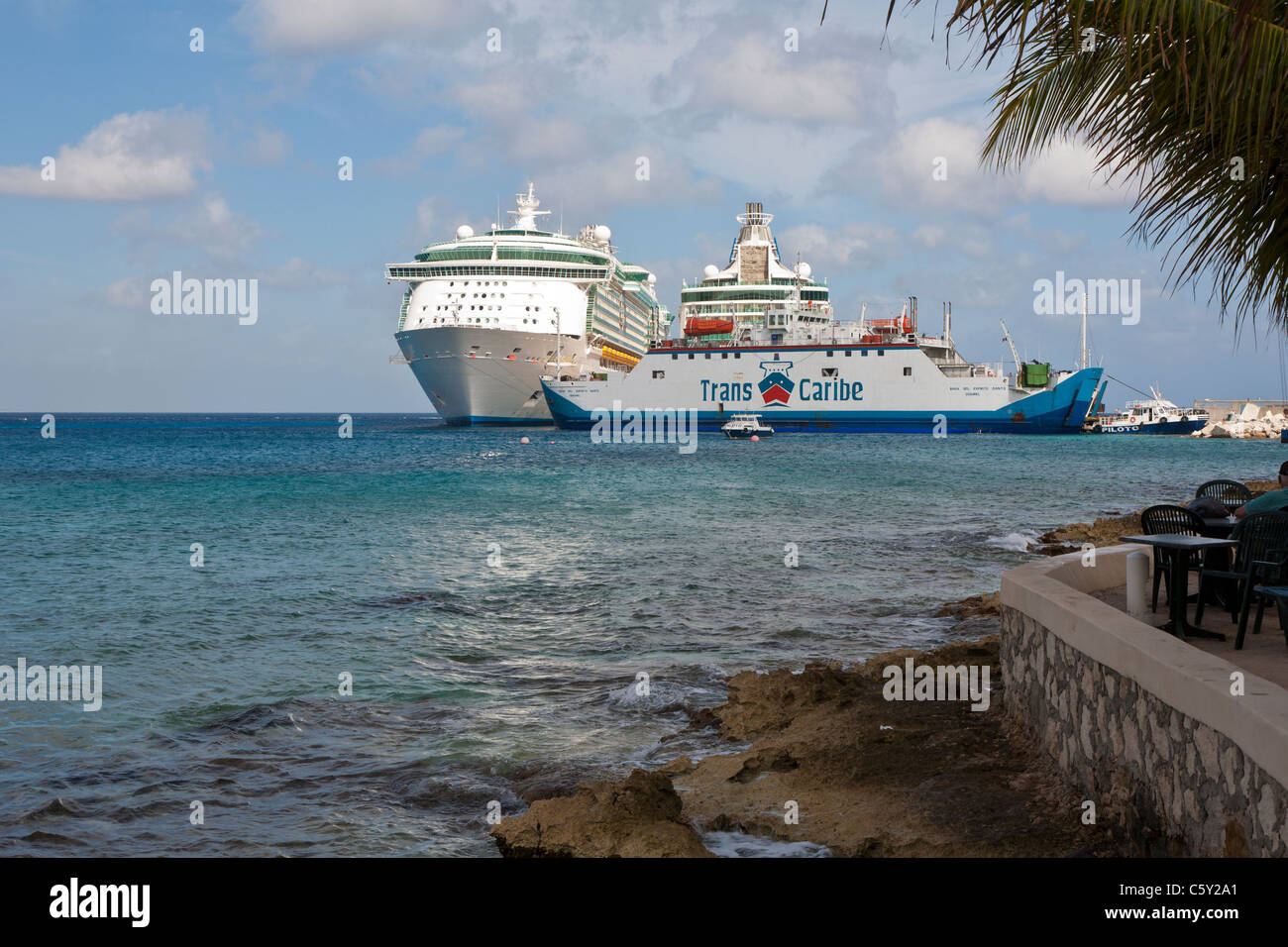 Transcaribe Auto Fähre Boot angedockt vor Kreuzfahrtschiffe am Hafen in Cozumel, Mexiko im karibischen Meer Stockfoto