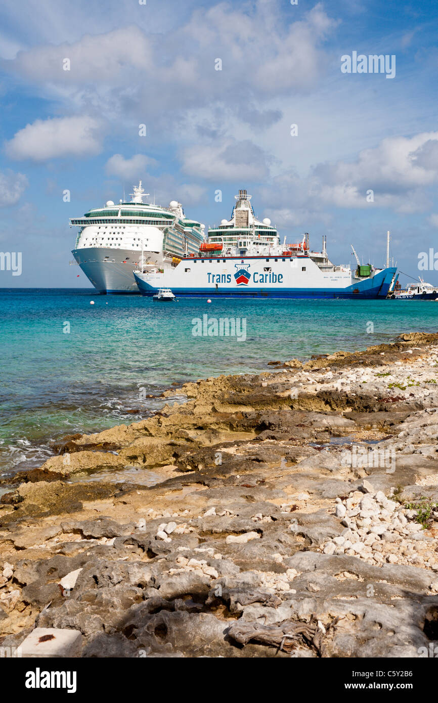 Transcaribe Auto Fähre Boot angedockt vor Kreuzfahrtschiffe am Hafen in  Cozumel, Mexiko im karibischen Meer Stockfotografie - Alamy