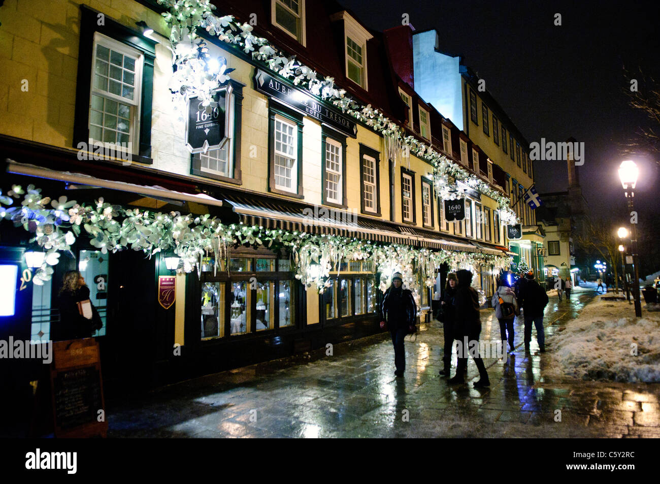Auberge du Trésor Weihnachtsdekorationen Québec City Canada // QUÉBEC CITY, Kanada — die historische Auberge du Trésor, beleuchtet mit Weihnachtsdekorationen, steht in der Oberstadt Québec (Haute-Ville). Dieses denkmalgeschützte Gebäude aus der französischen Kolonialzeit, das nur wenige Schritte vom Château Frontenac entfernt liegt, ist ein Boutique-Hotel mit Restaurant. Das historische Anwesen trägt mit seiner erhaltenen Kolonialarchitektur zum UNESCO-Weltkulturerbe der Altstadt von Quebec bei. Stockfoto