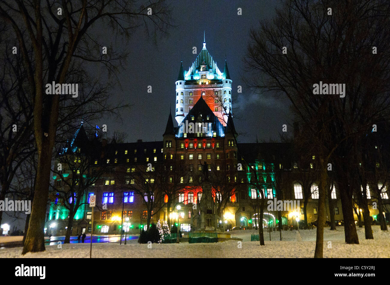 QUEBEC CITY, Kanada – das berühmte alte Fairmont Hotel Chateau Frontenac auf der felsigen Landzunge von Quebec City mit Blick auf den St Lawrence River. Stockfoto