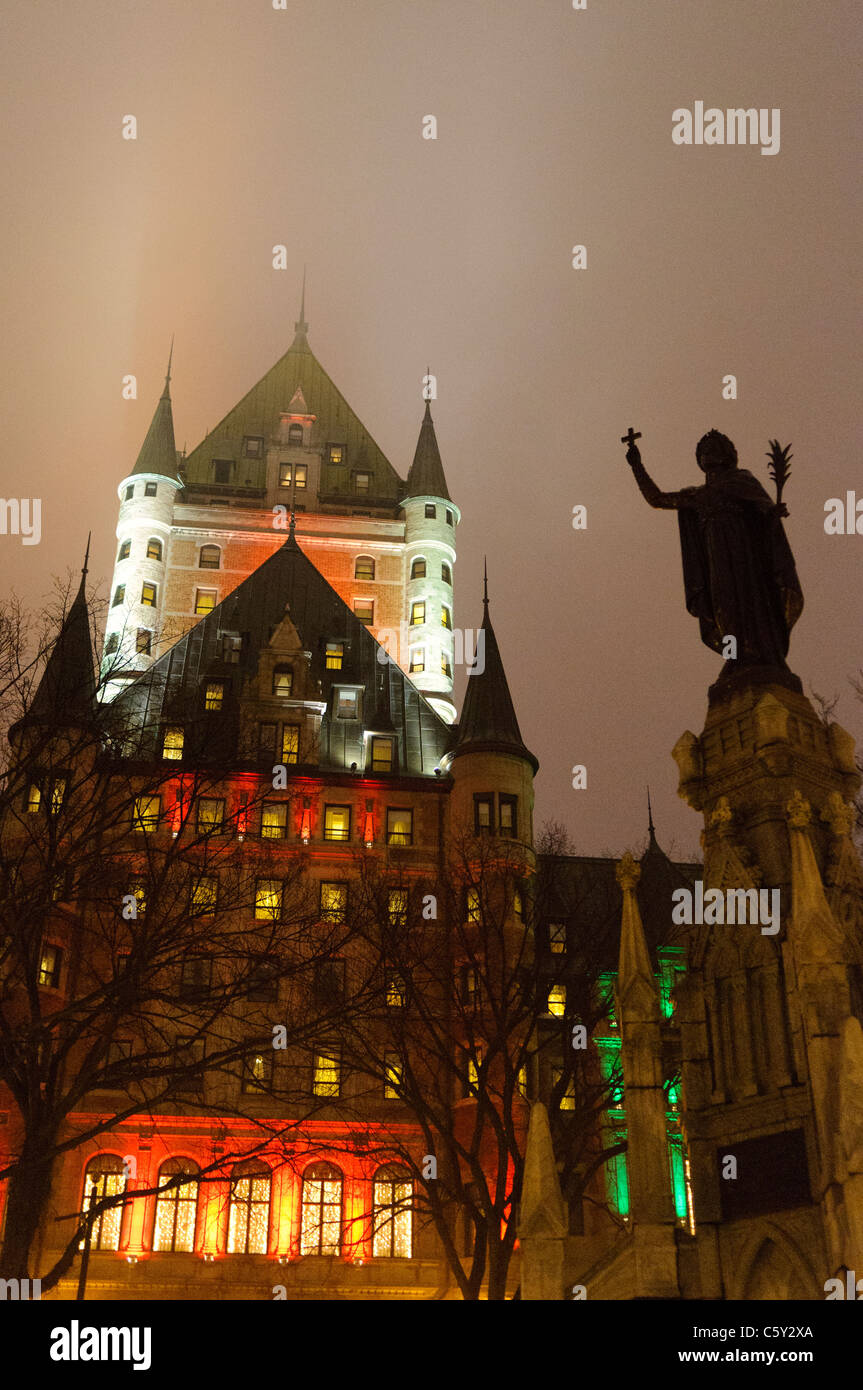 QUÉBEC STADT, Kanada – das majestätische Fairmont Le Château Frontenac, beleuchtet gegen den Nachthimmel, thront über der Altstadt von Québec. Die märchenhaften Türme und steilen Kupferdächer, die mit Schnee bedeckt sind, schaffen eine magische Winterszene in diesem historischen UNESCO-Weltkulturerbe. Stockfoto