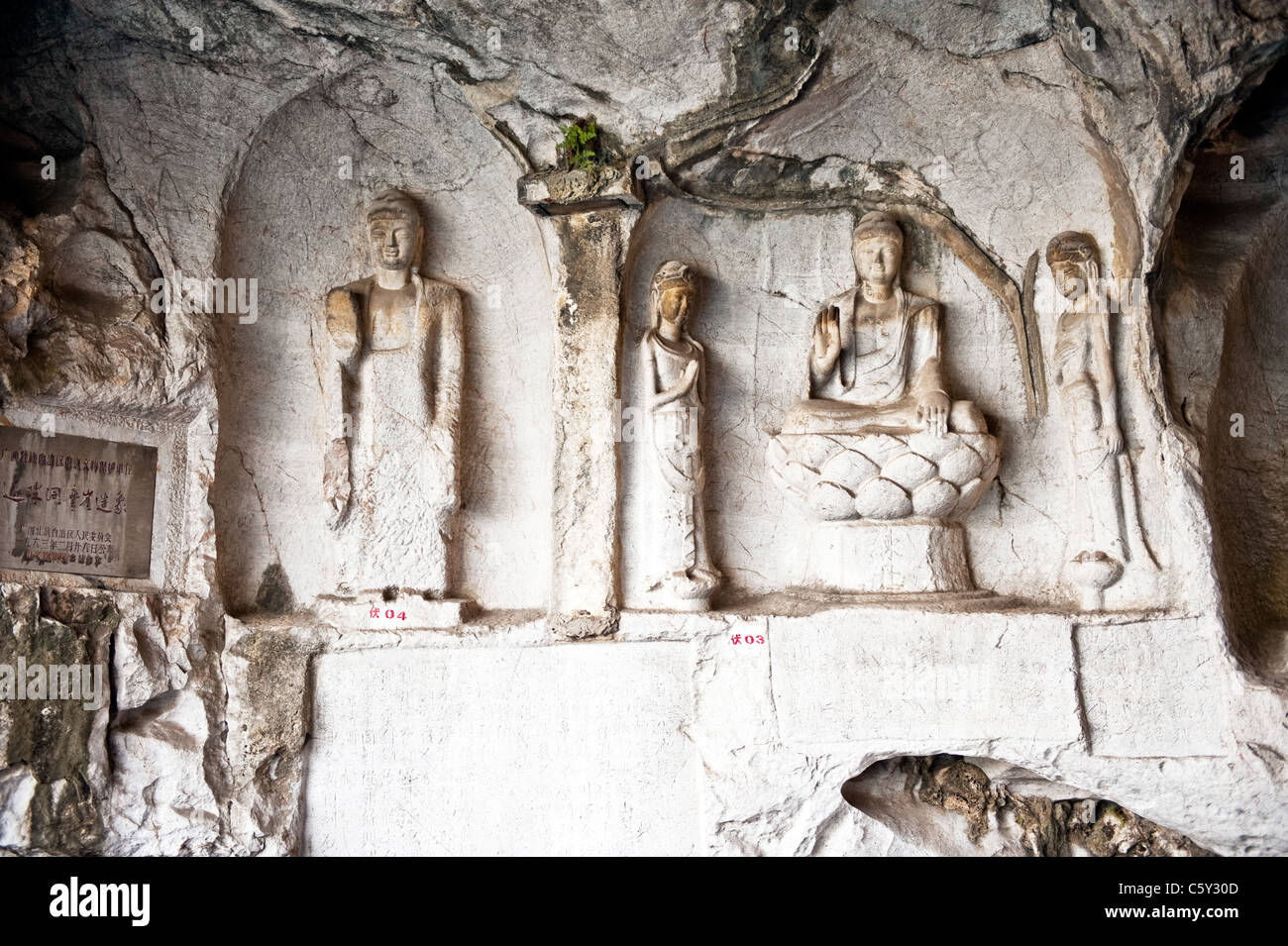 Geschnitzten Buddha-Skulpturen in Höhlen in Guilin Bergen Stockfoto