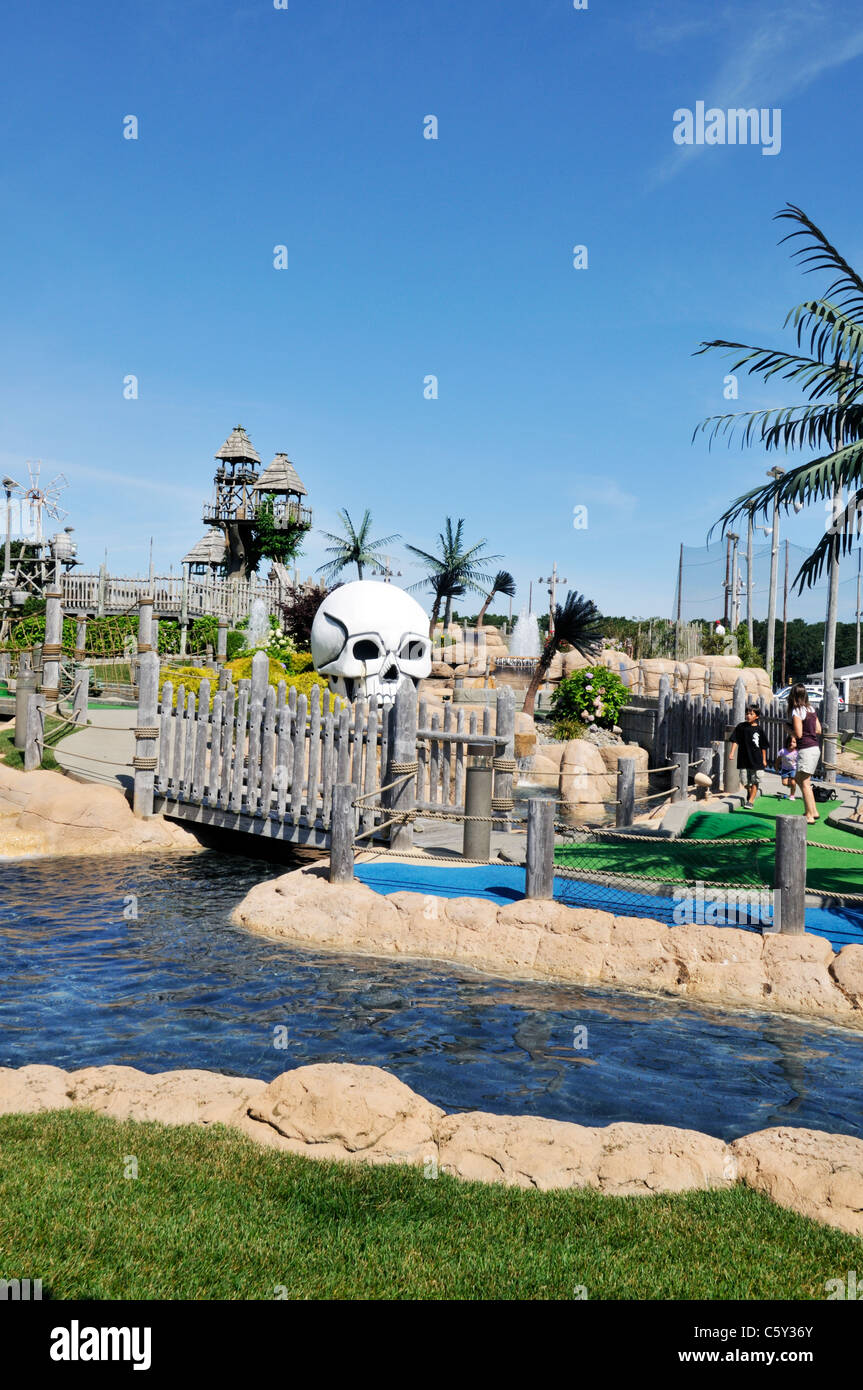 Minigolfplatz in Yarmouth, Cape Cod auf einen wunderschönen blauen Himmel sonnigen Sommertag. USA Stockfoto