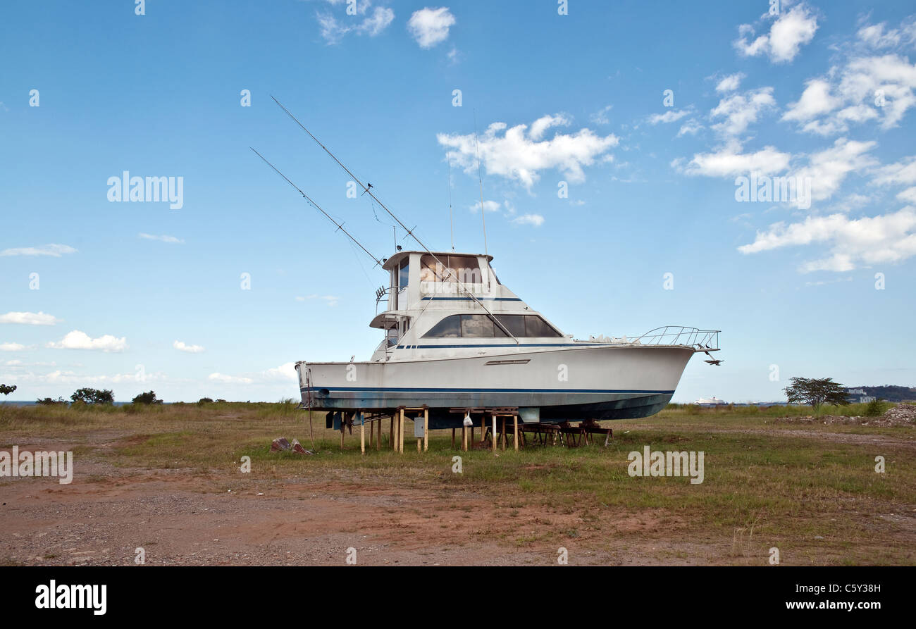 Alt Freizeit Boot am Strand Stockfoto