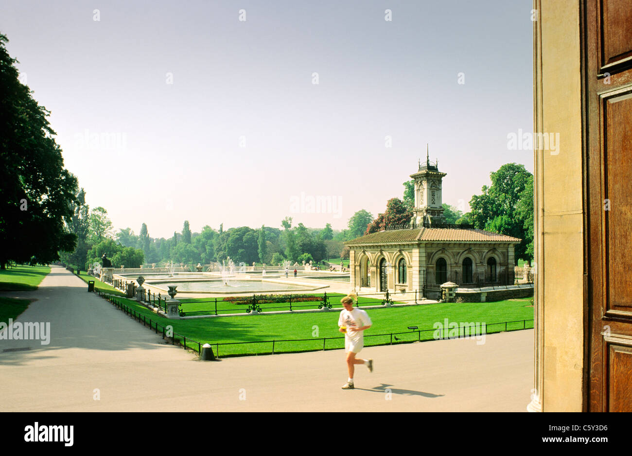 Leicht verschwommen Bewegung Läufer Jogger in der italienischen Garten-Ecke des öffentlichen Park Kensington Gardens, London, UK. Sommer Stockfoto
