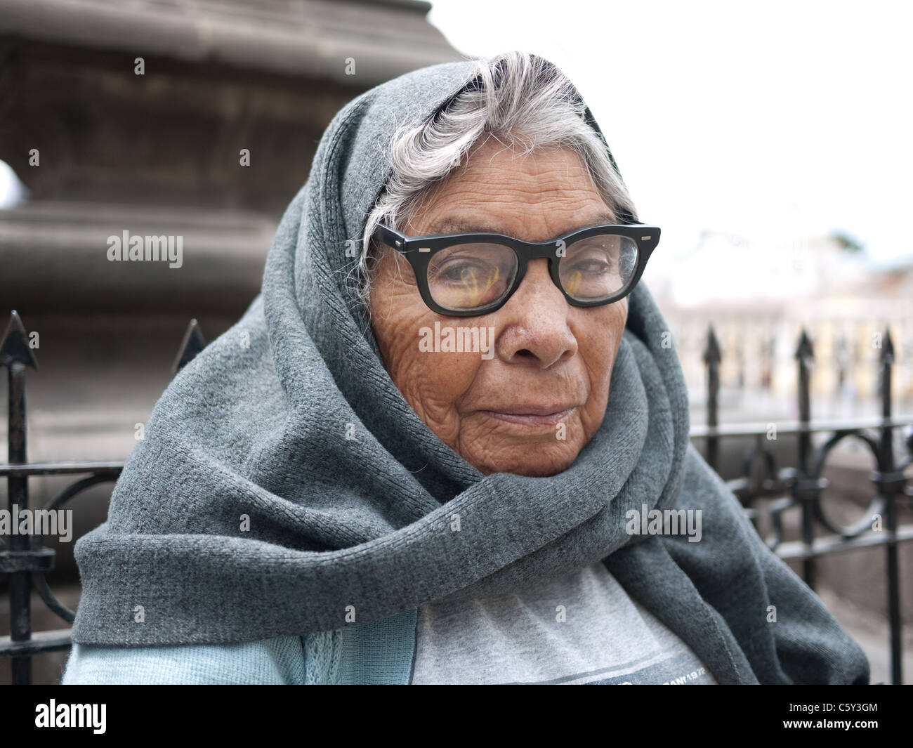 Hispanic Seniorin mit Brille. Stockfoto