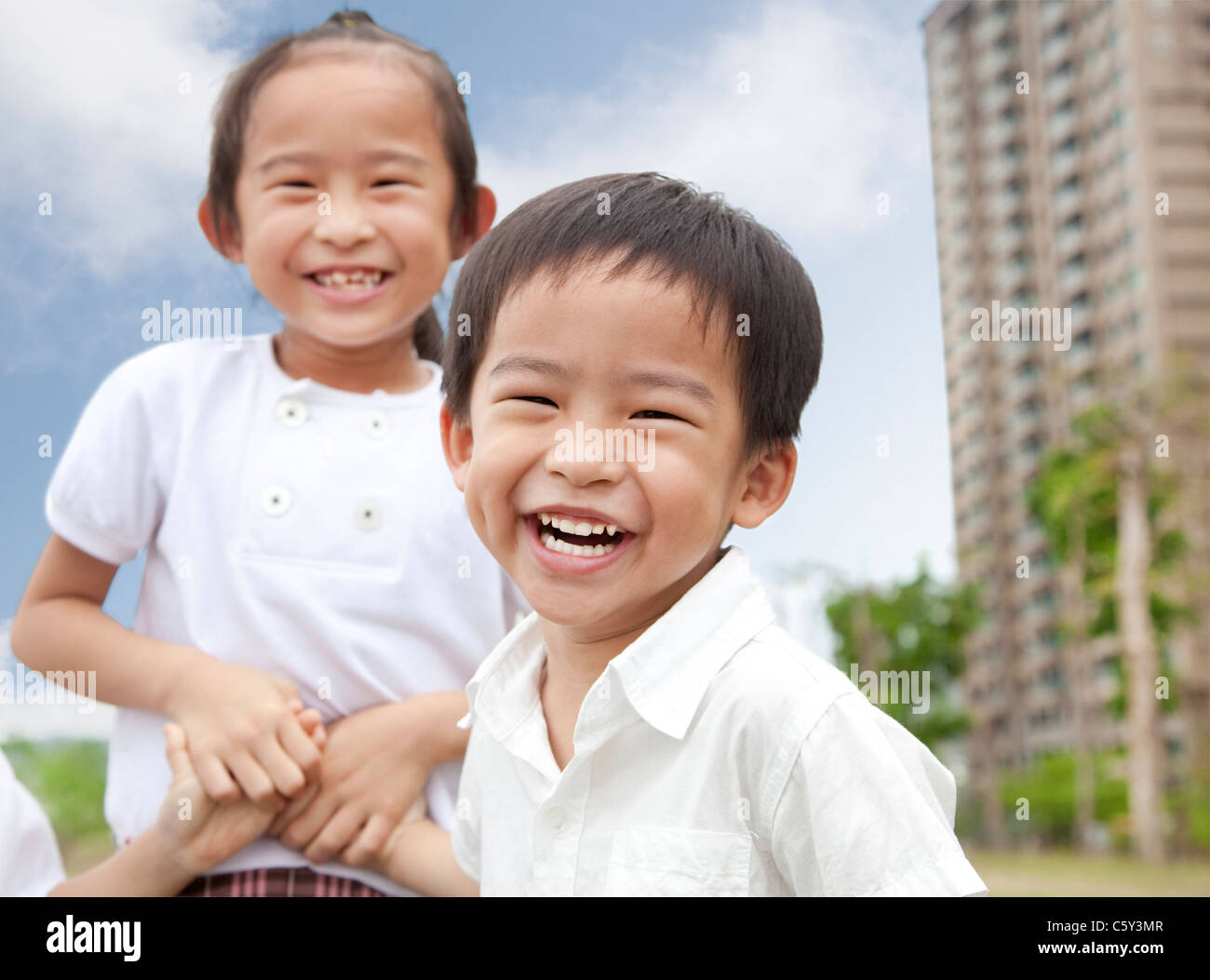 glückliche Kinder im Stadtpark Stockfoto