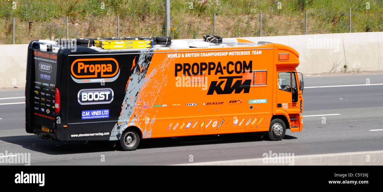 Sport Sponsoring von Motocross Team auf Lkw lkw-Seite, die Namen der Sponsoren und der Unterstützung von Unternehmen entlang de Autobahnfahrt Stockfoto