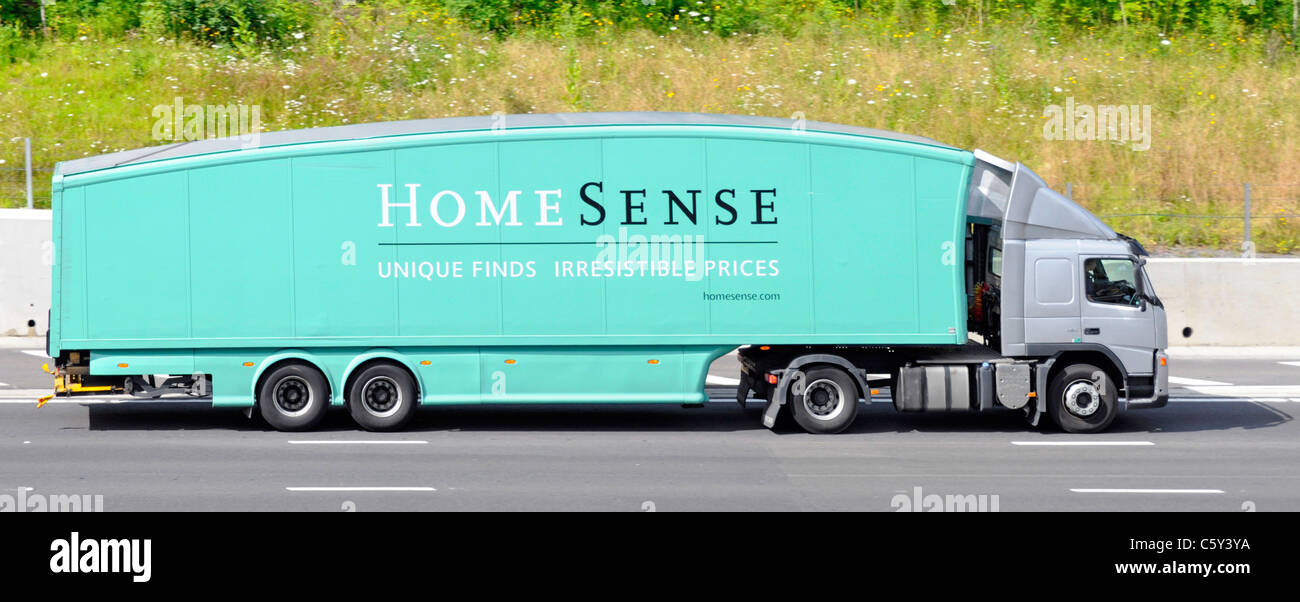 Seitenansicht stromlinienförmige aerodynamische Form des Home Sense Einzelhandelsgeschäfts lkw-Antriebseinheit und Anhängerwerbung und Fahrten auf der britischen Autobahn M25 Stockfoto
