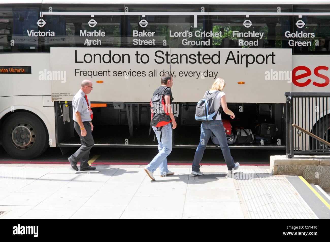 National Express öffentliche Verkehrsmittel Bus Fahrer betreut Passagiere Gepäck sammeln Koffer Ankunft in London vom Flughafen Stansted England Großbritannien Stockfoto