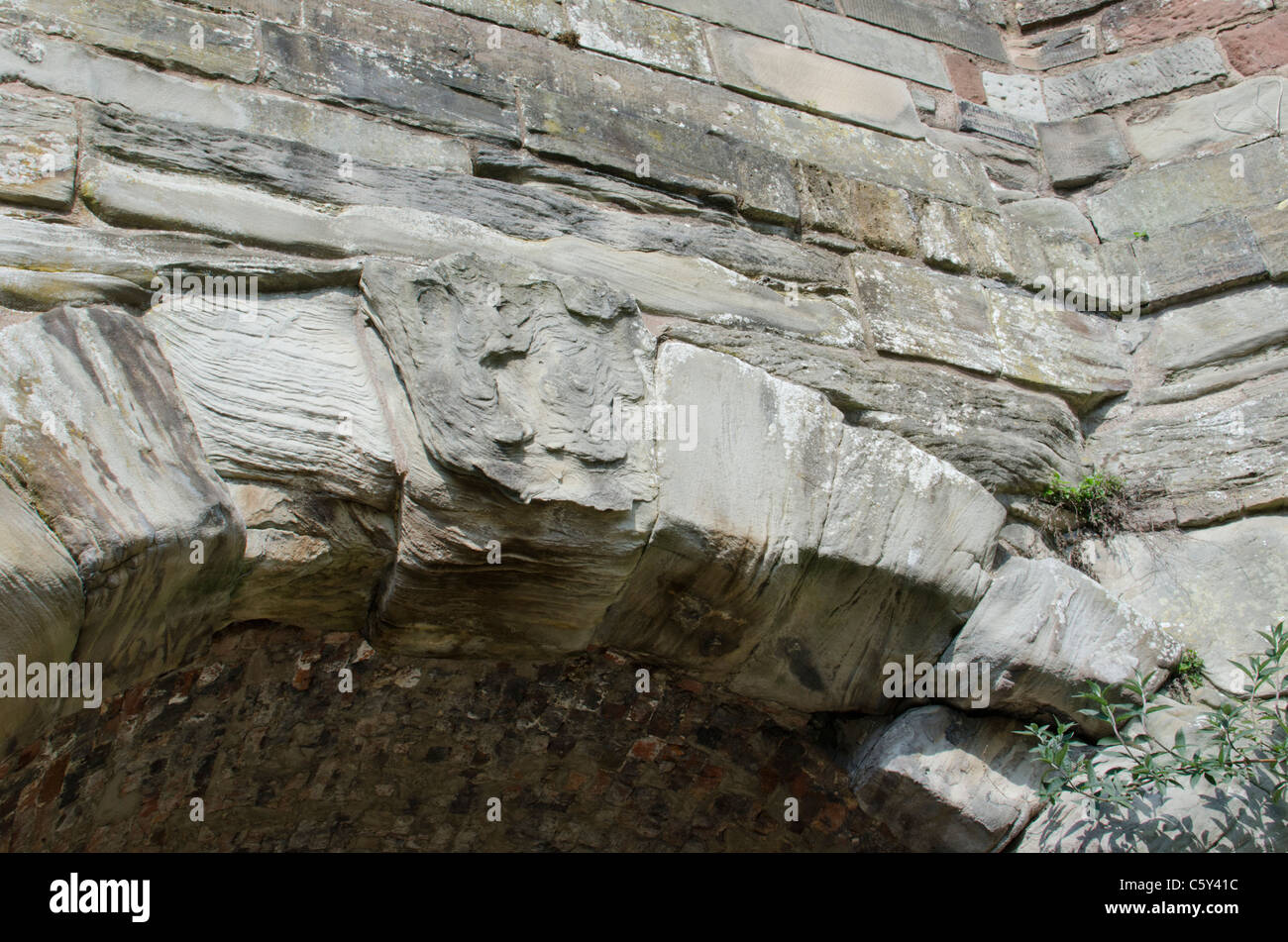Die Spitze eines alten Mauerwerk-Bogens bei Ironbridge, Shropshire, England, UK Stockfoto