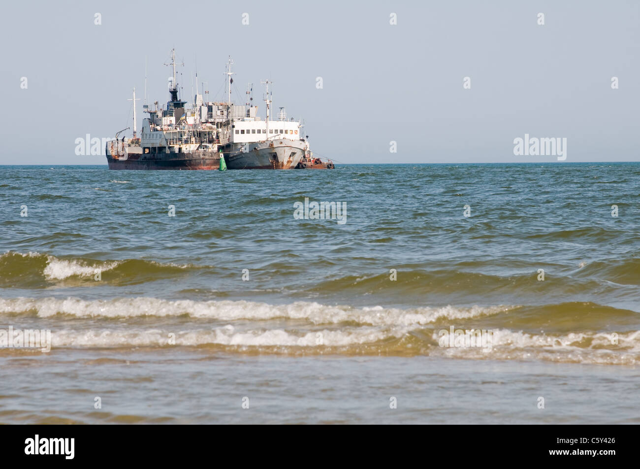Zwei Schiffe im Meer stehen auf der Verankerung Stockfoto
