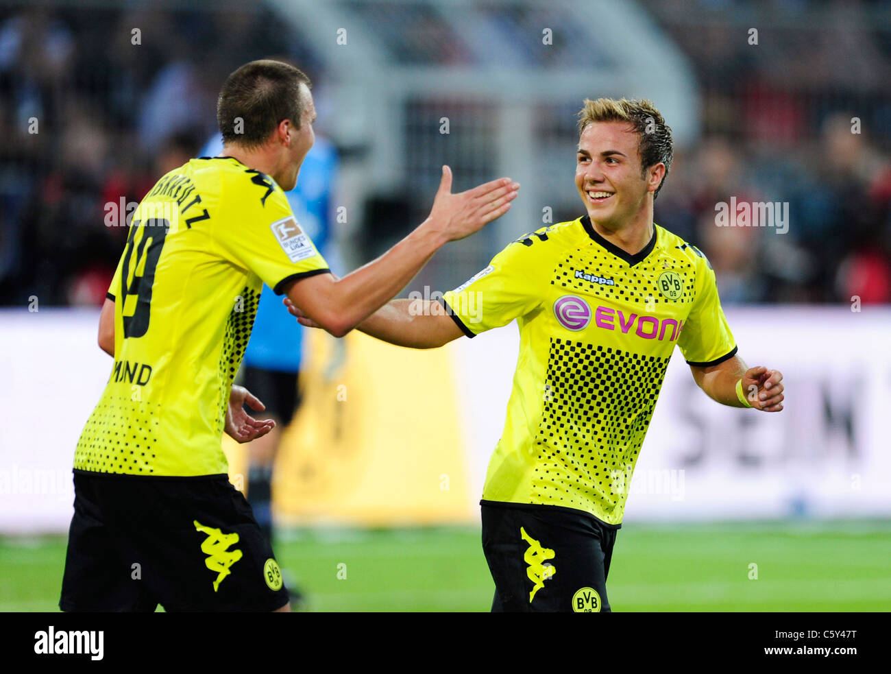 Bundesliga, Borussia Dortmund vs. Hamburger SV 3:1, Torschützen Kevin  Großkreutz (links) und Mario Götze (Goetze) feiern Stockfotografie - Alamy