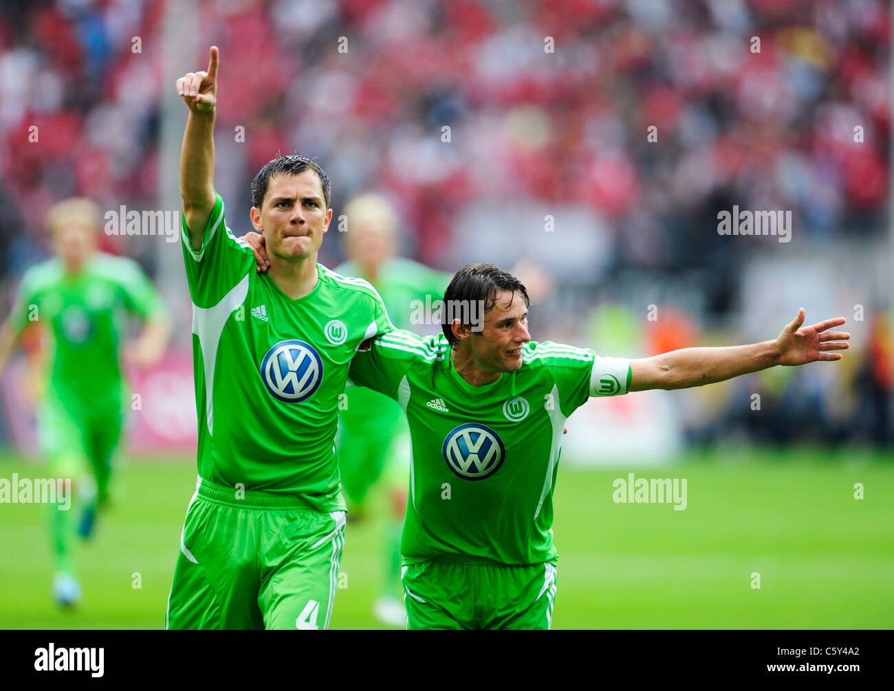 Bundesliga, 1.FC Köln (Köln) Vs VfL Wolfsburg 0:3, Torschütze Marcel Schäfer (Wolfsburg) (links) feiert mit Bundestrainer Stockfoto