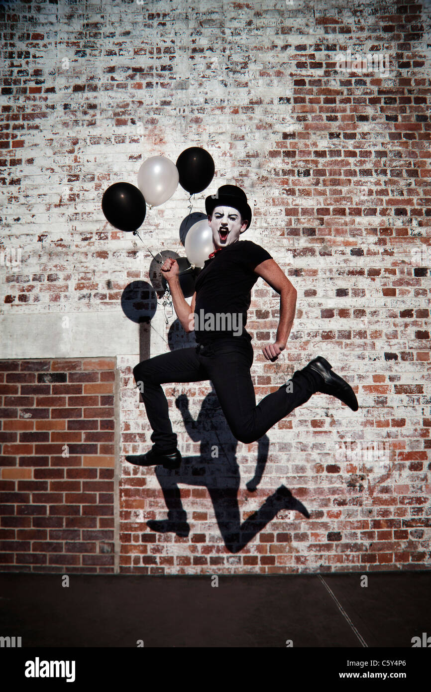 Clown in die Luft springen Stockfoto