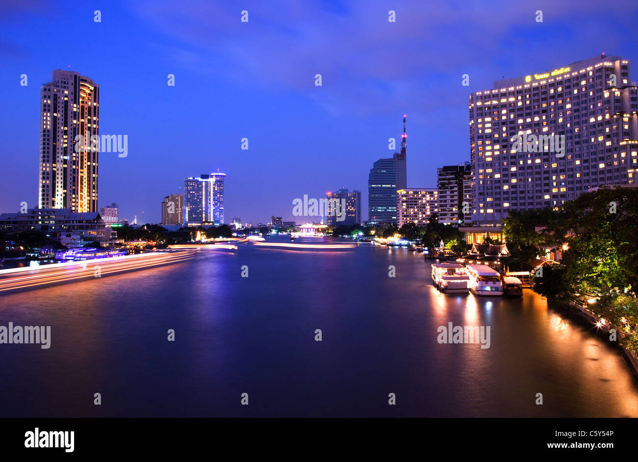 Chao-Phraya-Fluss in der Abenddämmerung, Bangkok, Thailand Stockfoto